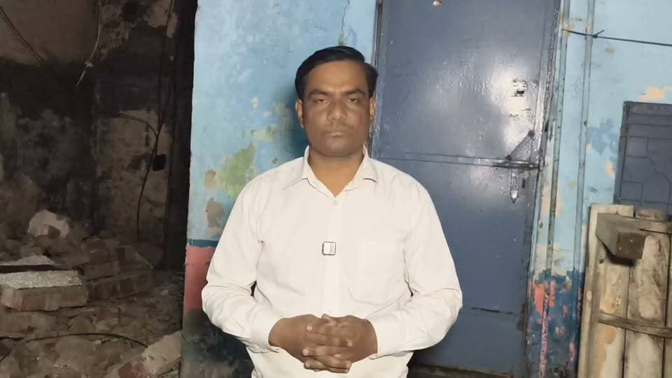 वेलकम फोटो चौक पर छज्जा गिरने से मचा हड़कंप