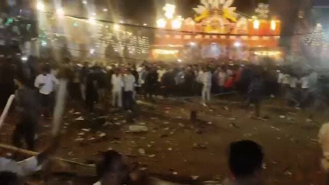 🚨 ब्रेकिंग न्यूज़ | गिरिडीह
मानिकबाद में मगही गायक रोशन रोही के कार्यक्रम में पत्थरबाजी और मारपीट, मची अफरा-तफरी!
गिरिडीह के मानिकबाद में मगही गायक रोशन रोही के कार्यक्रम के दौरान पत्थरबाजी और मारपीट की घटना सामने आई है। घटना के बाद कार्यक्रम स्थल पर अफरा-तफरी का माहौल बन गया। आखिर विवाद किस वजह से हुआ और घटना में कौन-कौन शामिल था, इसे लेकर विस्तृत जानकारी की प्रतीक्षा है।
📍 मानिकबाद, गिरिडीह से जुड़ी ताजा खबरों के लिए जुड़े रहें PNA NEWS INDIA के साथ।
📰 PNA NEWS INDIA — खबरों का दर्पण
#RoshanRohi #मानिकबाद #GiridihNews #Giridih #MagahiSinger #रोशनरोही #JharkhandNews #BreakingNews #PNAnewsindia #ApnaGiridihNews