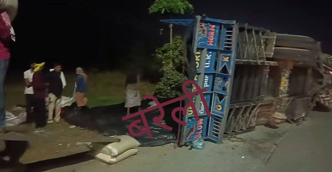 बरेली: थाना बहेड़ी क्षेत्र के गुड़वारा हाईवे पर चावल से भरी ओवरलोड ट्रैक्टर-ट्रॉली अनियंत्रित होकर सड़क पर पलट गई। हादसे के बाद मौके पर अफरा-तफरी मच गई।