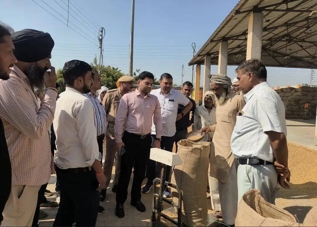 बरेली: नवाबगंज में एसडीएम सचिन यादव ने के रिछोला नवीन उपमंडी स्थल पर बने धान क्रय केंद्रों का निरीक्षण किया। उन्होंने किसानों की समस्याएं सुनीं और मंडी की व्यवस्थाएं देखीं।