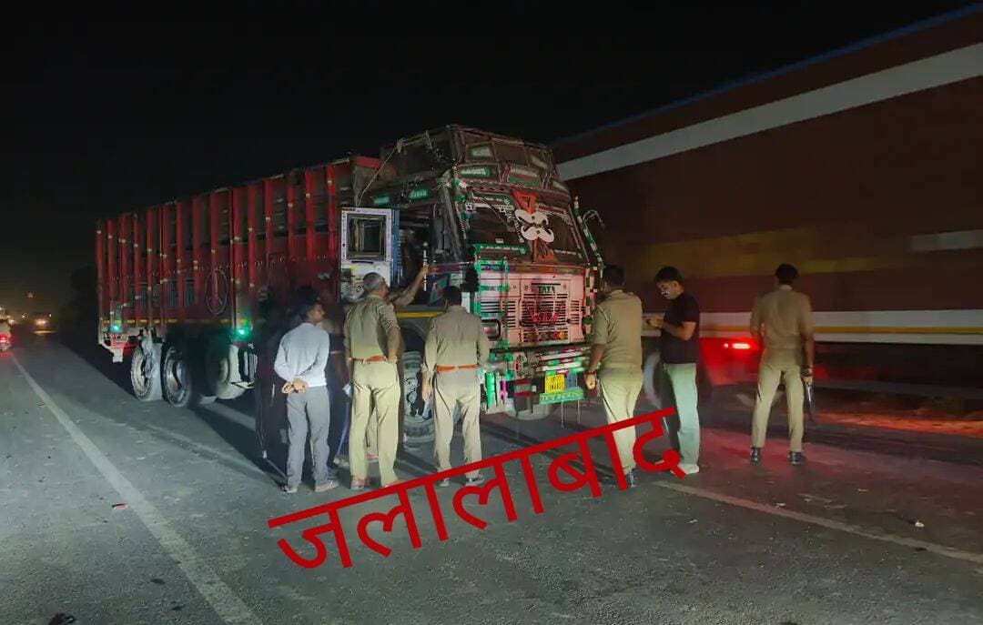 शाहजहांपुर: परशुरामपुरी थाना क्षेत्र में फर्रुखाबाद स्टेट हाईवे पर एक सड़क हादसा हुआ। कोला मोड़ के पास बाइक और ट्रक की टक्कर में बाइक चालक गंभीर रूप से घायल हो गया। पुलिस ने घायल को इलाज के लिए अस्पताल में भर्ती कराया।