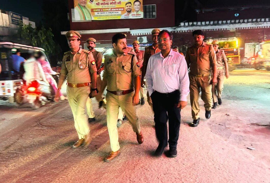 शाहजहांपुर में सिटी मजिस्ट्रेट एवं क्षेत्राधिकारी नगर द्वारा थाना सदर बाजार क्षेत्र में पुलिस बल के साथ पैदल गश्त कर सुरक्षा व्यवस्था का जायजा लिया गया।