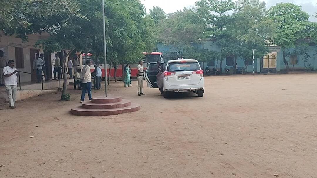 ಚಿತ್ರದುರ್ಗ: ಆಗ್ನೇಯ ಪದವೀಧರರ ಕ್ಷೇತ್ರದ ಮತದಾನ ಕೇಂದ್ರಕ್ಕೆ ಜಿಲ್ಲಾಧಿಕಾರಿ ಎಸ್ ರಮ್ಯ ಭೇಟಿ