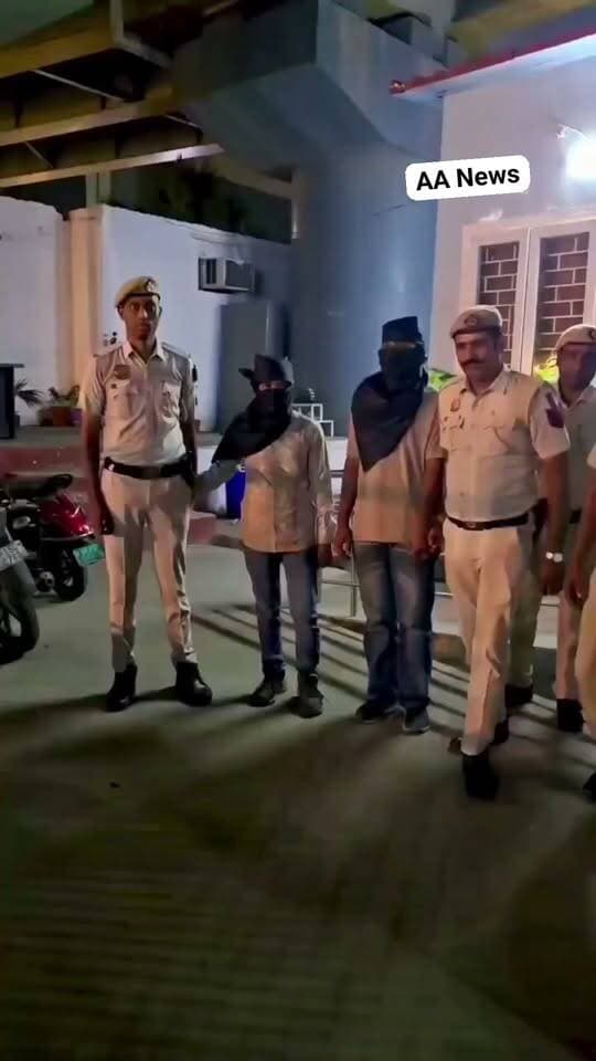 दिल्ली में घरों के ताले तोड़कर ऋषिकेश में छिपे थे चोर! 2 गिरफ्तार, सोना-चांदी और ₹42,670 बरामद
🚔 **Delhi Police का बड़ा एक्शन!** दिल्ली के वजीराबाद इलाके में घर में चोरी करने के मामले में पुलिस ने दो आरोपियों को गिरफ्तार किया है। पुलिस के मुताबिक, आरोपियों तक पहुंचने के लिए सैकड़ों CCTV कैमरों की फुटेज खंगाली गई और उनकी लोकेशन ट्रैक करते हुए एक आरोपी को उत्तराखंड के ऋषिकेश से पकड़ा गया।
💰 **पुलिस ने क्या-क्या बरामद किया?**
🔸 सोने की चेन, मंगलसूत्र, अंगूठियां और अन्य आभूषण
🔸 चांदी के गहने और सिक्के
🔸 ₹42,670 नकद
🔸 चोरी में इस्तेमाल स्कूटी और घरों के ताले तोड़ने के औजार
🔸 सोना पिघलाने वाला उपकरण
पुलिस के अनुसार, पूछताछ में हरदेव नगर इलाके में हुई एक अन्य चोरी के मामले का भी खुलासा हुआ है। आरोपियों पर आरोप है कि वे चोरी की स्कूटी पर फर्जी नंबर प्लेट लगाकर घरों को निशाना बनाते थे।
📍 **स्थान:** वजीराबाद, दिल्ली | भजनपुरा | ऋषिकेश, उत्तराखंड
📢 दिल्ली पुलिस की इस कार्रवाई पर आपकी क्या राय है? कमेंट में बताएं और ऐसी ही दिल्ली-NCR की खबरों के लिए AA News को फॉलो करें।
#DelhiNews #DelhiPolice #Wazirabad #CrimeNews #AANews