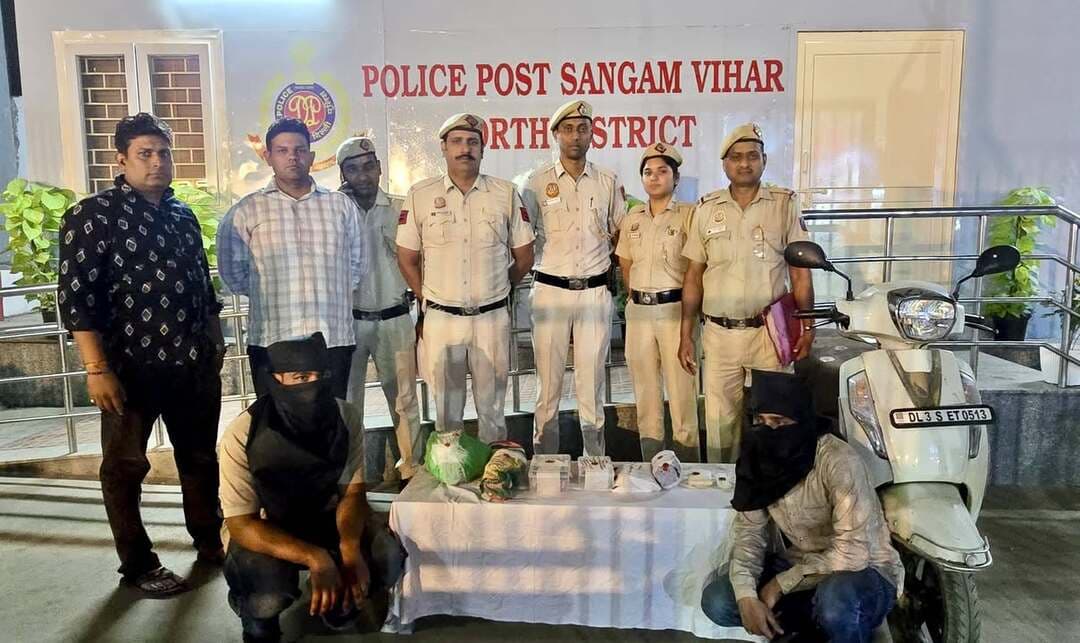 दिल्ली में घरों के ताले तोड़कर ऋषिकेश में छिपे थे चोर! 2 गिरफ्तार, सोना-चांदी और ₹42,670 बरामद
🚔 **Delhi Police का बड़ा एक्शन!** दिल्ली के वजीराबाद इलाके में घर में चोरी करने के मामले में पुलिस ने दो आरोपियों को गिरफ्तार किया है। पुलिस के मुताबिक, आरोपियों तक पहुंचने के लिए सैकड़ों CCTV कैमरों की फुटेज खंगाली गई और उनकी लोकेशन ट्रैक करते हुए एक आरोपी को उत्तराखंड के ऋषिकेश से पकड़ा गया।
💰 **पुलिस ने क्या-क्या बरामद किया?**
🔸 सोने की चेन, मंगलसूत्र, अंगूठियां और अन्य आभूषण
🔸 चांदी के गहने और सिक्के
🔸 ₹42,670 नकद
🔸 चोरी में इस्तेमाल स्कूटी और घरों के ताले तोड़ने के औजार
🔸 सोना पिघलाने वाला उपकरण
पुलिस के अनुसार, पूछताछ में हरदेव नगर इलाके में हुई एक अन्य चोरी के मामले का भी खुलासा हुआ है। आरोपियों पर आरोप है कि वे चोरी की स्कूटी पर फर्जी नंबर प्लेट लगाकर घरों को निशाना बनाते थे।
📍 **स्थान:** वजीराबाद, दिल्ली | भजनपुरा | ऋषिकेश, उत्तराखंड
📢 दिल्ली पुलिस की इस कार्रवाई पर आपकी क्या राय है? कमेंट में बताएं और ऐसी ही दिल्ली-NCR की खबरों के लिए AA News को फॉलो करें।
#DelhiNews #DelhiPolice #Wazirabad #CrimeNews #AANews
