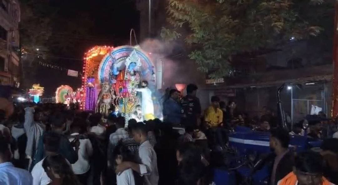 जबलपुर में विसर्जन जुलूस पर मौत बनकर टूटा बिजली का तार, 3 युवकों की मौत; 10 से ज्यादा झुलसे
जबलपुर के मझौली में प्रतिमा विसर्जन के दौरान हाईटेंशन तार टूटकर ट्रैक्टर-ट्रॉली पर गिरा। करंट से 3 युवकों की मौत, 10 से ज्यादा लोग झुलसे