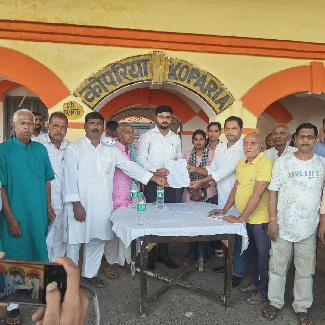 🚆 कोपरिया स्टेशन के विकास और एक्सप्रेस ट्रेनों के ठहराव की मांग तेज, ग्रामीणों ने रेल अधिकारी को सौंपा ज्ञापन
कोपरिया स्टेशन के उच्चीकरण, सौंदर्यीकरण, स्वच्छ पेयजल, महिला शौचालय और पहुंच पथ निर्माण की उठी मांग।
आज ग्रामीणों के साथ कोपरिया रेलवे स्टेशन पहुंचकर स्टेशन के समुचित विकास एवं यात्री सुविधाओं के विस्तार को लेकर समस्तीपुर रेल मंडल के रेल पदाधिकारी (DFTE) श्री शशांक शेखर जी को ज्ञापन सौंपा गया।
ज्ञापन के माध्यम से निम्नलिखित प्रमुख मांगें रखी गईं—
🔹 कोपरिया स्टेशन का उच्चीकरण एवं सौंदर्यीकरण।
🔹 यात्रियों के लिए स्वच्छ पेयजल की व्यवस्था।
🔹 महिला शौचालय का निर्माण।
🔹 स्टेशन तक पहुंच पथ का निर्माण।
🔹 निम्नलिखित ट्रेनों का कोपरिया स्टेशन पर ठहराव सुनिश्चित करना—
🚆 1. राज्यरानी एक्सप्रेस — गाड़ी संख्या 15509/15510
🚆 2. पूर्णिया–पाटलिपुत्र स्पेशल — गाड़ी संख्या 03215/03216
🚆 3. जनहित एक्सप्रेस — गाड़ी संख्या 13205/13206
ग्रामीणों का कहना है कि इन ट्रेनों के ठहराव से क्षेत्र के हजारों यात्रियों को आवागमन में सुविधा मिलेगी तथा स्टेशन के विकास से स्थानीय लोगों को बेहतर यात्री सुविधाएं प्राप्त होंगी।
ज्ञापन के माध्यम से मांगों को जल्द पूरा करने की अपील की गई। साथ ही चेतावनी दी गई कि यदि मांगों पर शीघ्र सकारात्मक पहल नहीं हुई, तो ग्रामीणों के साथ मिलकर आंदोलन को और तेज किया जाएगा।
🙏 जनता की सुविधा, क्षेत्र का विकास — हमारी प्राथमिकता!
<nis:link nis:type=tag nis:id=kopariyastation nis:value=KopariyaStation nis:enabled=true nis:link/> <nis:link nis:type=tag nis:id=railwaynews nis:value=RailwayNews nis:enabled=true nis:link/> <nis:link nis:type=tag nis:id=कोपरिया_स्टेशन nis:value=कोपरिया_स्टेशन nis:enabled=true nis:link/> <nis:link nis:type=tag nis:id=रेलवे_विकास nis:value=रेलवे_विकास nis:enabled=true nis:link/> <nis:link nis:type=tag nis:id=जनहित nis:value=जनहित nis:enabled=true nis:link/> <nis:link nis:type=tag nis:id=mithileshvijay nis:value=MithileshVijay nis:enabled=true nis:link/> <nis:link nis:type=tag nis:id=vip nis:value=VIP nis:enabled=true nis:link/> <nis:link nis:type=tag nis:id=biharnews nis:value=BiharNews nis:enabled=true nis:link/>