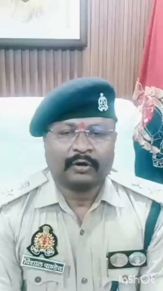 बलरामपुर में रंजीत सैनी की मौत मामले में नया मोड़, पोस्टमार्टम रिपोर्ट में हार्ट डिजीज से कार्डियोजेनिक शॉक की पुष्टि।
टायर चोरी के आरोप को लेकर हुआ था विवाद, पुलिस ने तहरीर के आधार पर परमजीत सिंह सरदार के खिलाफ दर्ज किया मुकदमा
🔴 बलरामपुर से बड़ी खबर | तुलसीपुर
बलरामपुर जिले के तुलसीपुर थाना क्षेत्र में 48 वर्षीय रंजीत सैनी की मौत के मामले में पुलिस ने अपना पक्ष स्पष्ट किया है। पुलिस के अनुसार, ट्रक के टायर को लेकर हुए विवाद के संबंध में दोनों पक्षों को थाने बुलाया गया था। थाने पर मौजूदगी के दौरान रंजीत सैनी की तबीयत बिगड़ गई, जिसके बाद उन्हें अस्पताल भेजा गया। बाद में उनकी मौत हो गई।
📌 क्या है पूरा मामला?
पुलिस की ओर से जारी प्रेस नोट के मुताबिक, ग्राम सेखुईनिया कला निवासी रंजीत सैनी के पास दो ट्रक थे, जो बलरामपुर टोल प्लाजा के पास खड़े रहते थे। इसी स्थान पर परमजीत सिंह सरदार का भी ट्रक खड़ा रहता था। आरोप है कि 20 अक्टूबर को परमजीत सिंह ने रंजीत सैनी पर अपने ट्रक का टायर बदल लेने का आरोप लगाया था। इस बात को लेकर दोनों के बीच फोन पर बातचीत हुई। शिकायतकर्ता के मुताबिक, बातचीत के दौरान गाली-गलौज, जान से मारने की धमकी और झूठे मुकदमे में फंसाने की बात भी कही गई।
विवाद के संबंध में तुलसीपुर थाने पर दोनों पक्षों को बुलाया गया था। पुलिस के अनुसार, रंजीत सैनी थाने पहुंचे, जबकि परमजीत सिंह उपस्थित नहीं हुए। इसी दौरान रंजीत की तबीयत खराब होने पर उन्हें सामुदायिक स्वास्थ्य केंद्र (सीएचसी) तुलसीपुर भेजा गया। चिकित्सक ने उन्हें जिला अस्पताल बलरामपुर रेफर किया, लेकिन परिजन उनकी स्थिति सामान्य समझकर उन्हें घर ले गए।
📌 रात में बिगड़ी तबीयत, अस्पताल में मृत घोषित
प्रेस नोट के अनुसार, रात करीब 10 बजे रंजीत सैनी की तबीयत दोबारा बिगड़ गई। परिजन उन्हें फिर अस्पताल ले गए, जहां चिकित्सक ने उन्हें मृत घोषित कर दिया।
📌 पोस्टमार्टम रिपोर्ट में क्या आया सामने?
पुलिस के मुताबिक, शव के पंचायतनामा और पोस्टमार्टम की कार्रवाई पूरी कराई गई। मृतक के शरीर पर जाहिरा चोट के निशान नहीं पाए गए। पोस्टमार्टम रिपोर्ट में मृत्यु का कारण “Cardiogenic Shock Due to Heart Disease” यानी हृदय रोग के कारण कार्डियोजेनिक शॉक अंकित किया गया है।
शिकायतकर्ता की तहरीर के आधार पर पुलिस ने परमजीत सिंह सरदार के विरुद्ध संबंधित धाराओं में मुकदमा दर्ज किया है।
महत्वपूर्ण बात: पुलिस की पोस्टमार्टम संबंधी जानकारी में मृत्यु का कारण हृदय रोग से उत्पन्न कार्डियोजेनिक शॉक बताया गया है। वहीं, गाली-गलौज, धमकी और मानसिक उत्पीड़न के आरोप शिकायतकर्ता की ओर से लगाए गए हैं। इन आरोपों की पुष्टि जांच और उपलब्ध साक्ष्यों के आधार पर होगी।
#BalrampurNews #बलरामपुर #तुलसीपुर #RanjeetSaini #PoliceNew #CrimeNews #पुलिसटार्चर #परिजनों #आरोप #UPNews #BalrampurPolice #पोस्टमार्टमरिपोर्ट #उत्तरप्रदेश #viralpost #BreakingNews #ताजा_खबर