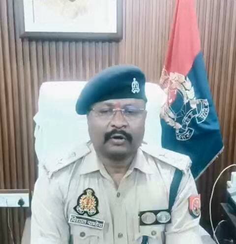 #Balrampur ! टायर विवाद में थाने पहुंचे ट्रक मालिक की बिगड़ी तबीयत, रात में मौत
परिजन की तहरीर पर आरोपी के खिलाफ मुकदमा दर्ज, पोस्टमार्टम में हृदय रोग से मौत की पुष्टि...
#बलरामपुर। तुलसीपुर थाना क्षेत्र में ट्रक के टायर को लेकर हुए विवाद के बाद थाने पहुंचे 48 वर्षीय रंजीत सैनी की तबीयत बिगड़ने से मौत हो गई। परिजनों की तहरीर पर पुलिस ने परमजीत सिंह सरदार के खिलाफ सुसंगत धाराओं में मुकदमा दर्ज किया है। पोस्टमार्टम रिपोर्ट में मौत का कारण हृदय रोग के चलते कार्डियोजेनिक शॉक बताया गया है। शव पर चोट के कोई जाहिरा निशान नहीं मिले।
पुलिस के अनुसार, ग्राम सेखुईनिया कला निवासी रंजीत सैनी के ट्रक बलरामपुर टोल के पास खड़े रहते थे। 20 अक्टूबर को परमजीत सिंह सरदार ने रंजीत पर अपने ट्रक का टायर बदल लेने का आरोप लगाया था। इसको लेकर फोन पर दोनों के बीच बातचीत हुई। रंजीत के चचेरे भाई पाटेश्वरी सैनी की तहरीर के मुताबिक, इस दौरान परमजीत ने गाली-गलौज और जान से मारने की धमकी दी तथा झूठे मुकदमे में फंसाने की बात कही।
विवाद के संबंध में दोनों पक्षों को तुलसीपुर थाने बुलाया गया था। रंजीत थाने पहुंचे, जबकि दूसरा पक्ष उपस्थित नहीं हुआ। इसी दौरान रंजीत की तबीयत बिगड़ने पर पुलिस उन्हें स्थानीय सामुदायिक स्वास्थ्य केंद्र ले गई। वहां से जिला अस्पताल रेफर किए जाने के बाद परिजन उन्हें घर ले गए। रात करीब 10 बजे उनकी तबीयत दोबारा बिगड़ी तो अस्पताल पहुंचाया गया, जहां चिकित्सकों ने उन्हें मृत घोषित कर दिया।
पुलिस ने तहरीर के आधार पर आरोपी के खिलाफ मुकदमा दर्ज कर लिया है। शव का पंचायतनामा और पोस्टमार्टम कराया गया। पोस्टमार्टम रिपोर्ट में हृदय रोग के कारण कार्डियोजेनिक शॉक को मौत की वजह बताया गया है।
#balrampur #balrampurpolice