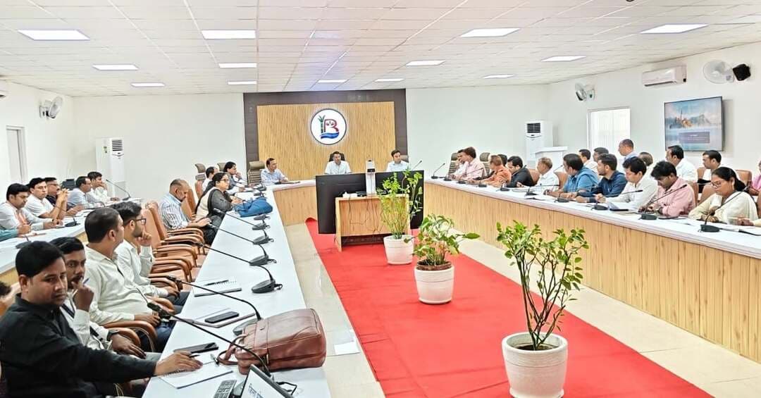 #Balrampur ! टीकाकरण में 99.04% उपलब्धि, आयुष्मान कार्ड बनाने में तेजी के निर्देश
जिला स्वास्थ्य समिति की बैठक में डीएम ने स्वास्थ्य योजनाओं की समीक्षा की, मातृ स्वास्थ्य से लेकर क्षय रोग उन्मूलन तक की प्रगति पर दिया जोर
#बलरामपुर, 22 अक्टूबर। जिलाधिकारी डॉ. विपिन कुमार जैन की अध्यक्षता में गुरुवार को कलेक्ट्रेट सभागार में जिला स्वास्थ्य समिति की बैठक हुई। इसमें राष्ट्रीय स्वास्थ्य मिशन के तहत संचालित योजनाओं की समीक्षा कर स्वास्थ्य सेवाओं की गुणवत्ता सुधारने और पात्र लाभार्थियों तक योजनाओं का लाभ पहुंचाने के निर्देश दिए गए।
बैठक में बताया गया कि अप्रैल से सितंबर 2026 तक जनपद में पूर्ण टीकाकरण की उपलब्धि 99.04 प्रतिशत रही, जबकि पिछले वित्तीय वर्ष की समान अवधि में यह 96.89 प्रतिशत थी। डीएम ने टीकाकरण से छूटे बच्चों और गर्भवती महिलाओं को चिह्नित कर शत-प्रतिशत टीकाकरण सुनिश्चित करने तथा ई-कवच और यू-विन पोर्टल पर समय से आंकड़े दर्ज करने के निर्देश दिए।
6.26 लाख आयुष्मान कार्ड बने
आयुष्मान भारत प्रधानमंत्री जन आरोग्य योजना की समीक्षा में बताया गया कि जनपद में अब तक 6,26,086 गोल्डन कार्ड बनाए जा चुके हैं, जो निर्धारित लक्ष्य का 85.66 प्रतिशत है। वहीं, वंदना योजना के तहत 9,165 कार्ड बनाए गए हैं। डीएम ने शेष पात्र लाभार्थियों के कार्ड बनवाने और सूचीबद्ध अस्पतालों में उपचार सुविधाएं प्रभावी बनाए रखने पर जोर दिया।
सितंबर में 1,586 प्रसव, 226 सिजेरियन
बैठक में बताया गया कि सितंबर माह में विभिन्न प्रथम संदर्भन इकाइयों (एफआरयू) पर 1,586 प्रसव हुए, जिनमें 226 सिजेरियन प्रसव शामिल हैं। डीएम ने गर्भवती महिलाओं को समय पर उपचार, पर्याप्त चिकित्सकीय सुविधाएं और आवश्यक मानव संसाधन उपलब्ध कराने के निर्देश दिए।
राष्ट्रीय क्षय रोग उन्मूलन कार्यक्रम के तहत सितंबर में 497 मरीजों का नोटिफिकेशन हुआ, जो निर्धारित लक्ष्य का 109 प्रतिशत रहा। वहीं, 6 सितंबर से 18 अक्टूबर तक आयोजित सात मुख्यमंत्री जन आरोग्य मेलों में 11,306 मरीजों को स्वास्थ्य सेवाएं मिलीं।
डीएम ने स्वास्थ्य केंद्रों पर दवाओं, उपकरणों, पेयजल, बिजली और साफ-सफाई की व्यवस्था दुरुस्त रखने के साथ संचारी रोगों की रोकथाम के लिए संबंधित विभागों को समन्वय से काम करने के निर्देश दिए। उन्होंने स्पष्ट किया कि जिन क्षेत्रों में योजनाओं की प्रगति अपेक्षा के अनुरूप नहीं है, वहां विशेष ध्यान देकर सुधार किया जाए।
बैठक में मुख्य विकास अधिकारी हिमांशु गुप्ता, मुख्य चिकित्सा अधिकारी डॉ. मुकेश कुमार रस्तोगी सहित स्वास्थ्य विभाग के अधिकारी और विभिन्न कार्यक्रमों के प्रभारी मौजूद रहे।
#dmbalrampur
