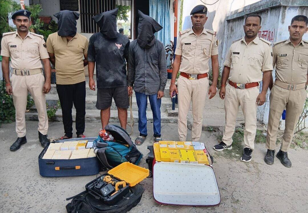 # 🚨 सारण पुलिस की बड़ी कार्रवाई: मोबाइल दुकान में चोरी का खुलासा, 134 मोबाइल बरामद; तीन आरोपी गिरफ्तार
**🔹 सहाजितपुर थाना पुलिस ने रांची से बरामद किए 132 मोबाइल, आरोपियों की निशानदेही पर दो अन्य मोबाइल सहित आभूषण और चोरी में इस्तेमाल होने वाले उपकरण जब्त**
**✍️ सारण।** सारण जिले में सक्रिय पुलिसिंग के तहत सहाजितपुर थाना पुलिस ने मोबाइल दुकान में हुई चोरी की घटना का सफल उद्भेदन करने का दावा किया है। पुलिस ने मामले में तीन आरोपियों को गिरफ्तार करते हुए कुल 134 मोबाइल फोन बरामद किए हैं। इसके अलावा चांदी एवं पीतल के 114 आभूषण, एक मोटरसाइकिल और चोरी में इस्तेमाल होने वाले कई उपकरण भी जब्त किए गए हैं।
<nis:link nis:type=tag nis:id=## nis:value=## nis:enabled=true nis:link/> दुकान का ताला तोड़कर चोरी की गई थी
पुलिस के अनुसार, 15 अक्टूबर 2026 को दुकानदार अपनी मोबाइल दुकान बंद कर घर चला गया था। अगले दिन 16 अक्टूबर को जब वह दुकान खोलने पहुंचा तो ताला टूटा हुआ मिला और दुकान से मोबाइल फोन गायब थे। इसके बाद दुकानदार के आवेदन पर सहाजितपुर थाना कांड संख्या 259/26 दर्ज कर भारतीय न्याय संहिता (बीएनएस) की धारा 305 के तहत मामला दर्ज किया गया।
<nis:link nis:type=tag nis:id=## nis:value=## nis:enabled=true nis:link/> विशेष टीम ने रांची से बरामद किए 132 मोबाइल
मामले की गंभीरता को देखते हुए वरीय पुलिस अधीक्षक, सारण के निर्देशन में अनुमंडल पुलिस पदाधिकारी सदर-2, एकमा के नेतृत्व में विशेष टीम गठित की गई। पुलिस के मुताबिक, टीम ने आसूचना संकलन और तकनीकी साक्ष्यों के आधार पर त्वरित कार्रवाई करते हुए झारखंड की राजधानी रांची से 132 मोबाइल फोन बरामद किए और दो आरोपियों को गिरफ्तार किया।
इसके बाद गिरफ्तार आरोपियों की निशानदेही पर दो अन्य मोबाइल फोन समेत चांदी एवं पीतल के 114 आभूषण, एक मोटरसाइकिल, एक ग्राइंडर मशीन, एक प्लास, एक पेचकस, 13 ग्राइंडर ब्लेड, दो ग्राइंडर बैटरी और एक ग्राइंडर चार्जर बरामद किया गया। इस कार्रवाई में तीसरे आरोपी को भी गिरफ्तार किया गया।
<nis:link nis:type=tag nis:id=## nis:value=## nis:enabled=true nis:link/> गिरफ्तार आरोपियों की पहचान
पुलिस द्वारा गिरफ्तार आरोपियों की पहचान इस प्रकार की गई है:
1. **शिवा**, पिता ओमप्रकाश, निवासी मजगवां, थाना मुसाफिरखाना, जिला अमेठी, उत्तर प्रदेश।
2. **धीरज कुमार**, पिता अमरेन्द्र सिंह, निवासी कवलपुरा, थाना मशरक, जिला सारण।
3. **नन्दन कुमार सिंह**, पिता ललन सिंह, निवासी कवलपुरा, थाना मशरक, जिला सारण।
<nis:link nis:type=tag nis:id=## nis:value=## nis:enabled=true nis:link/> ये सामान किए गए जब्त
पुलिस के अनुसार, कार्रवाई के दौरान कुल 134 मोबाइल फोन, चांदी एवं पीतल के 114 आभूषण, एक मोटरसाइकिल तथा ग्राइंडर मशीन, प्लास, पेचकस, 13 ग्राइंडर ब्लेड, दो ग्राइंडर बैटरी और एक ग्राइंडर चार्जर जब्त किए गए हैं।
<nis:link nis:type=tag nis:id=## nis:value=## nis:enabled=true nis:link/> पुलिस टीम की रही अहम भूमिका
इस कार्रवाई में सहाजितपुर थानाध्यक्ष सहित थाना के अन्य पुलिस पदाधिकारी एवं कर्मी तथा सारण की डीआईयू टीम शामिल रही।
सारण पुलिस के अनुसार, त्वरित कार्रवाई और तकनीकी साक्ष्यों के आधार पर चोरी के मामले का खुलासा किया गया है। मामले में आगे की कानूनी कार्रवाई की जा रही है।