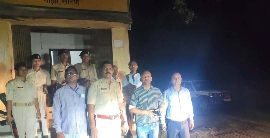🚨 सारण शिक्षक निर्वाचन 2026: मतदान की तैयारियां पूरी, सभी निर्वाचन कर्मी और पुलिस पदाधिकारी पहुंचे अपने-अपने केंद्रों पर
🔹 स्वतंत्र, निष्पक्ष एवं शांतिपूर्ण निर्वाचन संपन्न कराने के लिए जिला प्रशासन अलर्ट
✍🏻 छपरा, सारण | 22 अक्टूबर 2026। सारण शिक्षक निर्वाचन क्षेत्र के द्विवार्षिक निर्वाचन, 2026 को लेकर जिला प्रशासन ने तैयारियां पूरी कर ली हैं। निर्वाचन प्रक्रिया के सफल, निष्पक्ष एवं शांतिपूर्ण संचालन के लिए प्रतिनियुक्त सभी मतदान कर्मी और पुलिस पदाधिकारी आवश्यक निर्वाचन सामग्री के साथ अपने-अपने निर्धारित मतदान केंद्रों एवं प्रतिनियुक्ति स्थलों पर पहुंच चुके हैं।
निर्वाचन के सुचारू संचालन को लेकर सभी आवश्यक व्यवस्थाएं सुनिश्चित की गई हैं। जिला प्रशासन की ओर से मतदान प्रक्रिया को स्वतंत्र, निष्पक्ष एवं शांतिपूर्ण वातावरण में संपन्न कराने के साथ-साथ विधि-व्यवस्था बनाए रखने पर विशेष जोर दिया जा रहा है।
प्रशासन निर्वाचन प्रक्रिया के दौरान सतर्कता बरतते हुए सभी निर्धारित व्यवस्थाओं को सुचारू रूप से संचालित करने के लिए प्रतिबद्ध है।
#SaranNews #TeacherElection2026 #ChhapraNews #BiharElection #DistrictAdministration