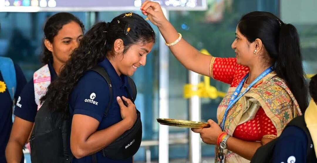 🚨 राजगीर में U-20 रग्बी सीरीज का रोमांच, भारत और न्यूजीलैंड की टीमें पटना पहुंचीं
न्यूजीलैंड की 30 सदस्यीय टीम क्राइस्टचर्च से पहुंची, भारतीय टीम ने भुवनेश्वर से भरी उड़ान
नालंदा/पटना। बिहार के नालंदा जिले के राजगीर में आयोजित होने वाली U-20 रग्बी सीरीज को लेकर खेल प्रेमियों में उत्साह बढ़ गया है। प्रतियोगिता में हिस्सा लेने के लिए भारत और न्यूजीलैंड की टीमें पटना एयरपोर्ट पहुंचीं।
न्यूजीलैंड की 30 सदस्यीय टीम क्राइस्टचर्च से पटना पहुंची, जबकि भारतीय टीम भुवनेश्वर से यहां आई। पटना एयरपोर्ट पर दोनों टीमों का भव्य स्वागत किया गया। इसके बाद दोनों टीमें कड़ी सुरक्षा और आवश्यक व्यवस्थाओं के बीच राजगीर के लिए रवाना हो गईं।
राजगीर में इस अंतरराष्ट्रीय रग्बी प्रतियोगिता के आयोजन से बिहार को खेल के क्षेत्र में नई पहचान मिलने की उम्मीद है। इस मुकाबले पर खेल प्रेमियों की नजरें टिकी हैं। प्रतियोगिता में भारत और न्यूजीलैंड की युवा टीमों के बीच रोमांचक मुकाबले देखने को मिल सकते हैं।
#Rajgir #RugbySeries #IndiaVsNewZealand #U20Rugby #BiharSports #NalandaNews