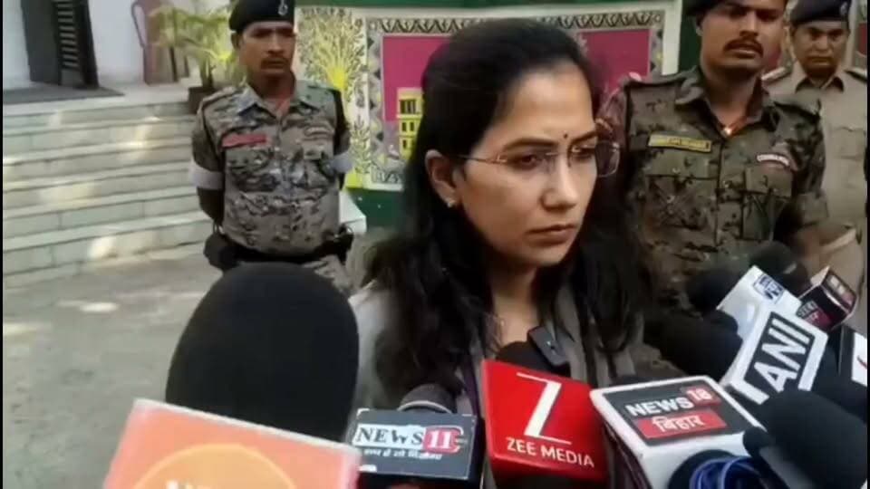 जिला,,,,,,, भागलपुर ,रिपोर्ट,,,,,, चमन अली कोसी स्नातक चुनाव को लेकर भागलपुर जिले में 26 मतदान केंद्र तैयार, 25 हजार मतदाता करेंगे मतदान....
भागलपुर में कोसी स्नातक निर्वाचन क्षेत्र के चुनाव को लेकर प्रशासन ने अपनी तैयारियां पूरी कर ली हैं। जिले में मतदान के लिए कुल 26 मतदान केंद्र बनाए गए हैं जहां करीब 25 हजार मतदाता अपने मताधिकार का प्रयोग करेंगे।इसको लेकर भागलपुर की जिलाधिकारी अलंकृता पांडे और एसएसपी प्रमोद कुमार यादव ने प्रेस वार्ता कर चुनाव की तैयारियों की जानकारी दी।प्रेस वार्ता के दौरान अधिकारियों ने बताया कि सभी मतदान केंद्रों पर सुरक्षा के पुख्ता इंतजाम किए गए हैं। मतदान को शांतिपूर्ण और निष्पक्ष तरीके से संपन्न कराने के लिए प्रशासन पूरी तरह सतर्क है।.......
