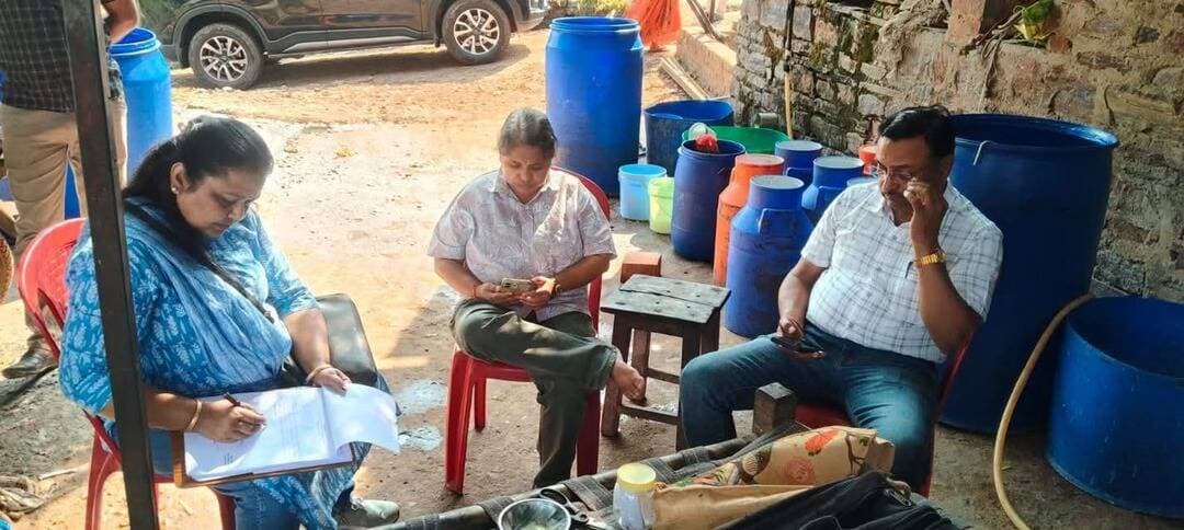 खाद्य सुरक्षा विभाग ने विभिन्न प्रतिष्ठानों पर की छापामार कार्रवाई
रतवा रोड पर संचालित डेयरी से 35 किग्रा. मावा एवं 28 लीटर रिफाइंड ऑयल जप्त
कलेक्टर भिण्ड श्री पवन कुमार जैन के निर्देशन में खाद्य सुरक्षा अधिकारियों ने मावा निर्माण यूनिटों एवं अन्य प्रतिष्ठानों की जांच की। खाद्य सुरक्षा अधिकारी श्रीमती किरण सेंगर ने नायब तहसीलदार श्री बलबीर सिंह भदौरिया एवं खाद्य सुरक्षा अधिकारी सुश्री रेखा सोनी के साथ मौ क्षेत्र की डेयरी का निरीक्षण किया।
ग्राम गुमारा में मेहताब सिंह गुर्जर की डेयररी से मावा एवं घी के नमूने लेकर टीम रतवा रोड पर स्थित हरिराम राठौर की डेयरी पर पहुंची जहां दूध में रिफाइंड तेल और वनस्पति को मिलाकर मावा निर्माण किया जा रहा था मौके पर टीम ने मावा एवं रिफाइंड तेल व वनस्पति के मिश्रण का नमूना लेकर 35 किलोग्राम मावा एवं 28 लीटर रिफाइंड ऑयल व वनस्पति जप्त किया।
खाद्य सुरक्षा अधिकारी श्रीमती रीना बंसल ने शिकायत के आधार पर ग्राम रावतपुरा में पुलिस बल के साथ निरीक्षण किया। ग्राम रावतपुरा में संजीव त्रिपाठी उर्फ पंकज त्रिपाठी के त्रिपाठी किराना स्टोर से प्रगति टेस्ट नमक का नमूना, मुनेश कुशवाह निवासी ग्राम बिजोरा से बर्फी का नमूना, अतर सिंह परिहार से बेसन के लड्डू का नमूना लेकर प्रेम नारायण गुप्ता उर्फ पिंटू की दुकान का भी निरीक्षण किया।
<nis:link nis:type=tag nis:id=cmmadhyapradesh nis:value=CMMadhyaPradesh nis:enabled=true nis:link/>
<nis:link nis:type=tag nis:id=jansamparkmp nis:value=JansamparkMP nis:enabled=true nis:link/>
Directorate of Health Services, Madhya Pradesh
<nis:link nis:type=tag nis:id=भिण्ड nis:value=भिण्ड nis:enabled=true nis:link/>
<nis:link nis:type=tag nis:id=bhind nis:value=Bhind nis:enabled=true nis:link/>