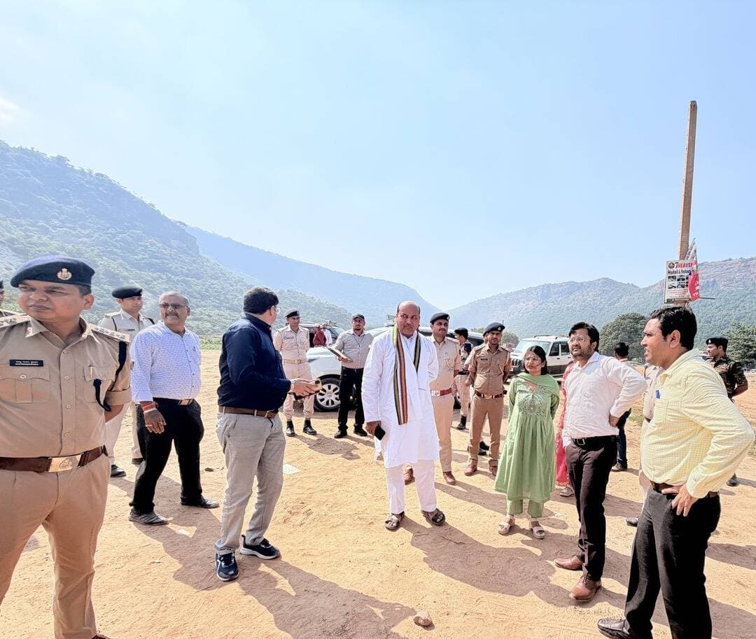 रोहतास जिले में तुतला भवानी महोत्सव-2026 के सफल आयोजन को लेकर गुरुवार को डीडीसी आकांक्षा आनंद की अध्यक्षता में बैठक हुई। 28 अक्टूबर को आयोजित होने वाले महोत्सव की तैयारियों की समीक्षा के दौरान मंच निर्माण, कलाकारों के चयन, अतिथियों को आमंत्रण, साफ-सफाई, पेयजल, शौचालय, यातायात नियंत्रण और विधि-व्यवस्था सहित विभिन्न बिंदुओं पर चर्चा की गई। डीडीसी ने संबंधित अधिकारियों को सभी तैयारियां समय पर पूरी करने और दर्शकों की सुविधाओं का विशेष ध्यान रखने का निर्देश दिया।