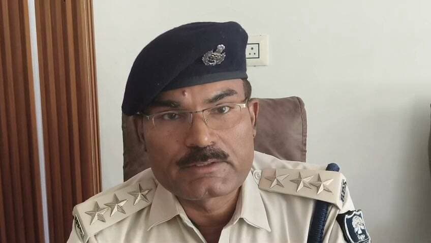 करगहर थाना क्षेत्र के डुमरा गांव में जनार्दन तिवारी उर्फ बच्चा तिवारी की हत्या के मामले में पुलिस ने दो आरोपितों को गिरफ्तार किया है। पुलिस ने तकनीकी सहायता और लोकेशन के आधार पर बुधवार देर रात छापेमारी कर डुमरा गांव निवासी शंभू शर्मा और गुड्डू शर्मा को गिरफ्तार किया। हत्याकांड में मुख्य आरोपित और अन्य सहयोगियों की गिरफ्तारी के लिए पुलिस छापेमारी कर रही है।