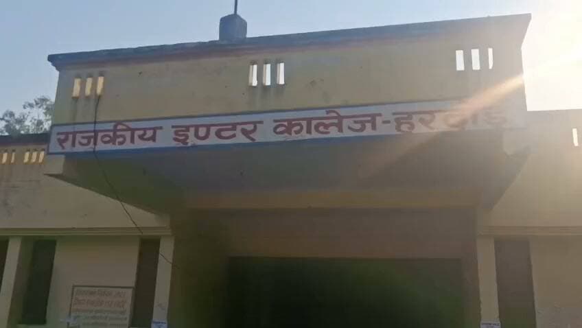 हरदोई में एमएलसी चुनाव को लेकर जीजीआईसी और राजकीय इंटर कॉलेज पोलिंग बूथ पर सुरक्षा के पुख्ता इंतजाम
हरदोई। उत्तर प्रदेश विधान परिषद निर्वाचन-2026 के तहत हरदोई स्थित जीजीआईसी एवं राजकीय इंटर कॉलेज के पोलिंग बूथों पर मतदान को लेकर जिला प्रशासन की ओर से सुरक्षा और व्यवस्थाओं का विशेष ध्यान रखा गया। मतदान केंद्रों पर शांतिपूर्ण एवं निष्पक्ष मतदान सुनिश्चित करने के लिए आवश्यक इंतजाम किए गए।
#हरदोई #एमएलसीचुनाव #MLCElection2026 #Hardoi #उत्तरप्रदेश