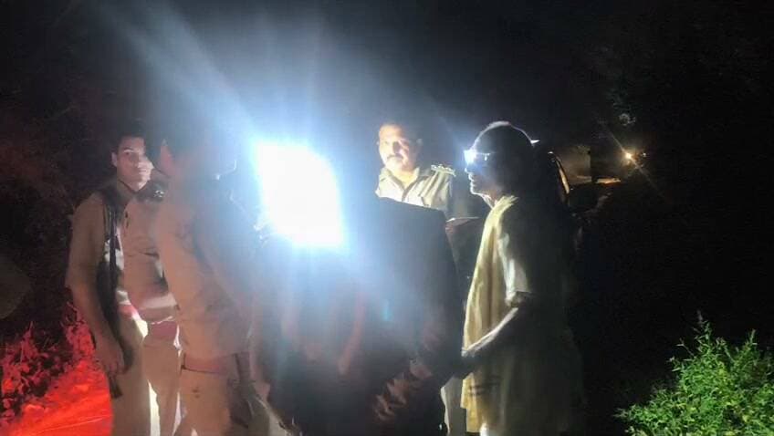 लूट की सूचना के बाद रात्रि में अलीगंज के पुराहार क्षेत्र में पुलिस ने दी दस्तक.
