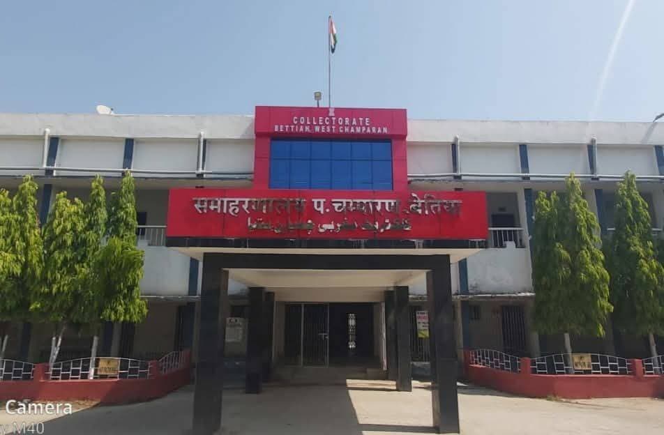 अल्पसंख्यक आवासीय विद्यालयों में कक्षा 9वीं एवं 11वीं में नामांकन के लिए ऑनलाइन आवेदन 3 नवंबर तक।
प्रवेश परीक्षा 12 नवंबर को, चयन मेधा सूची के आधार पर।
बिहार सरकार के अल्पसंख्यक कल्याण विभाग द्वारा शैक्षणिक सत्र 2026-27 के लिए राज्य के अल्पसंख्यक आवासीय विद्यालयों में कक्षा 9वीं एवं 11वीं (कला एवं विज्ञान संकाय) में नामांकन हेतु ऑनलाइन आवेदन आमंत्रित किए गए हैं। आवेदन की अंतिम तिथि 3 नवंबर 2026 निर्धारित है, जबकि प्रवेश परीक्षा 12 नवंबर 2026 को आयोजित की जाएगी।
इस संबंध में सहायक निदेशक, जिला अल्पसंख्यक कल्याण कार्यालय, पश्चिम चम्पारण, बेतिया श्री अब्दुल रशीद ने बताया कि बिहार में निवास करने वाले अल्पसंख्यक समुदायों, यथा मुस्लिम, सिख, ईसाई, बौद्ध, जैन एवं पारसी समुदाय के छात्र-छात्राएं निर्धारित समय-सीमा के भीतर ऑनलाइन आवेदन कर सकते हैं।
उन्होंने बताया कि राज्य के दरभंगा, किशनगंज, नालंदा, कैमूर, मुजफ्फरपुर, जमुई, कटिहार, सुपौल एवं अन्य निर्धारित जिलों में संचालित अल्पसंख्यक आवासीय विद्यालयों के साथ-साथ पूर्णिया (कैम्प-कटिहार), सहरसा (कैम्प-सुपौल), मुंगेर (कैम्प-जमुई), पूर्वी चम्पारण (कैम्प-मुजफ्फरपुर) एवं रोहतास (कैम्प-कैमूर) के लिए भी नामांकन की प्रक्रिया संचालित की जा रही है।
*नामांकन के लिए पात्रता एवं चयन प्रक्रिया*
नामांकन के लिए कक्षा 9वीं में अधिकतम आयु सीमा 16 वर्ष तथा कक्षा 11वीं में अधिकतम आयु सीमा 18 वर्ष निर्धारित है। अभ्यर्थियों की अधिकतम पारिवारिक वार्षिक आय 6 लाख रुपये होनी चाहिए। नामांकन प्रवेश परीक्षा में प्राप्त अंकों के आधार पर तैयार मेधा सूची के अनुसार किया जाएगा।
*छात्र-छात्राओं को मिलेंगी निःशुल्क सुविधाएं*
अल्पसंख्यक आवासीय विद्यालयों में छात्र-छात्राओं को निःशुल्क शिक्षा एवं आवासन के साथ भोजन, वस्त्र, दवा और पुस्तकें उपलब्ध कराने की व्यवस्था है। विद्यालयों में कक्षा 9वीं से 12वीं तक गुणवत्तापूर्ण शिक्षा, आधुनिक प्रयोगशालाओं तथा उच्च माध्यमिक स्तर पर पीसीएम, पीसीबी एवं कला संकाय में पढ़ाई की सुविधा उपलब्ध कराई जाती है।
नामांकन में 50 प्रतिशत सीटें बालिकाओं के लिए तथा बालक एवं बालिका दोनों वर्गों में 75 प्रतिशत सीटें ग्रामीण क्षेत्र के विद्यार्थियों के लिए आरक्षित हैं। इसके अतिरिक्त राज्य सरकार के आरक्षण संबंधी प्रावधानों का अनुपालन किया जाएगा।
*ऑनलाइन आवेदन एवं महत्वपूर्ण तिथियां*
इच्छुक छात्र-छात्राएं विभागीय वेबसाइट https://minority.bihar.gov.in/schoolmis/ पर जाकर ऑनलाइन आवेदन कर सकते हैं। आवेदन करते समय निर्धारित शैक्षणिक योग्यता, आयु, आय एवं आवासीय प्रमाण-पत्रों सहित आवश्यक दस्तावेज, फोटोग्राफ और हस्ताक्षर अपलोड करना होगा।
प्रवेश-पत्र 7 से 10 नवंबर 2026 तक डाउनलोड किए जा सकेंगे। प्रवेश परीक्षा 12 नवंबर को आयोजित होगी तथा परीक्षाफल 25 नवंबर 2026 को प्रकाशित किया जाना निर्धारित है। चयनित विद्यार्थियों का नामांकन 1 से 7 दिसंबर 2026 तक होगा और शैक्षणिक सत्र 8 दिसंबर 2026 से प्रारंभ होगा।
सहायक निदेशक, जिला अल्पसंख्यक कल्याण कार्यालय, पश्चिम चम्पारण ने बताया कि विभागीय पत्रांक 4284, दिनांक 13 अक्टूबर 2026 के आलोक में संचालित इस नामांकन प्रक्रिया के तहत इच्छुक छात्र-छात्राओं एवं अभिभावकों से निर्धारित समय-सीमा के भीतर आवेदन करने की अपील की गई है।
अधिक जानकारी के लिए इच्छुक छात्र-छात्राएं एवं अभिभावक जिला अल्पसंख्यक कल्याण कार्यालय, पश्चिम चम्पारण, बेतिया के दूरभाष संख्या 06254-241132 पर संपर्क कर सकते हैं। विस्तृत जानकारी विभाग की आधिकारिक वेबसाइट https://state.bihar.gov.in/minoritywelfare/ पर भी प्राप्त की जा सकती है।
<nis:link nis:type=tag nis:id=samratchoudhary nis:value=samratchoudhary nis:enabled=true nis:link/>
<nis:link nis:type=tag nis:id=cmsamrat nis:value=cmsamrat nis:enabled=true nis:link/>
Information & Public Relations Department, Government of Bihar
Minority Welfare Department, Govt. of Bihar