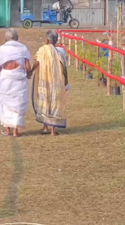খড়িবাড়ির বাতাসিতে ১০০ বছরের মায়ের হাত ধরে দুর্গা মণ্ডপে ঘুরলেন ৭০ বছরের মেয়ে। মুহূর্তটি ক্যামেরাবন্দি করেন পুলিশকর্মী বাপন দাস।