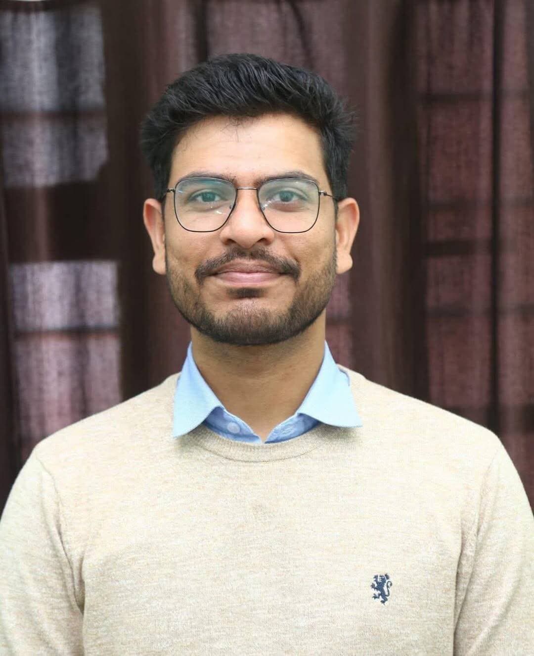 राजपाल लम्बोरिया पदोन्नत होकर बने जनसंपर्क अधिकारी, हनुमानगढ़ में संभालेंगे कार्यभार
सहायक जनसंपर्क अधिकारी से PRO पद पर पदोन्नति, पहले से जिले में दे रहे हैं सेवाएं
<nis:link nis:type=tag nis:id=lalbahadirbhakhar nis:value=lalbahadirbhakhar nis:enabled=true nis:link/> <nis:link nis:type=tag nis:id=pilibanganews nis:value=pilibanganews nis:enabled=true nis:link/> <nis:link nis:type=tag nis:id=hanumangarh nis:value=Hanumangarh nis:enabled=true nis:link/> <nis:link nis:type=tag nis:id=rajasthanews nis:value=rajasthanews nis:enabled=true nis:link/> <nis:link nis:type=tag nis:id=prohanumangarh nis:value=Prohanumangarh nis:enabled=true nis:link/>
हनुमानगढ़। सूचना एवं जनसंपर्क विभाग (DIPR) द्वारा जारी पदोन्नति आदेश के तहत राजपाल लम्बोरिया को सहायक जनसंपर्क अधिकारी (APRO) से जनसंपर्क अधिकारी (PRO) के पद पर पदोन्नत किया गया है। पदोन्नति के पश्चात वे हनुमानगढ़ के जिला सूचना एवं जनसंपर्क अधिकारी के रूप में कार्यभार संभालेंगे।
लम्बोरिया वर्ष 2022 से हनुमानगढ़ जिले में सहायक जनसंपर्क अधिकारी के रूप में अपनी सेवाएं दे रहे थे। पदोन्नति के बाद अब वे जिले में जनसंपर्क कार्यालय के मुख्य दायित्व का निर्वहन करेंगे।
योजनाओं के प्रचार-प्रसार और समन्वय की रहेगी जिम्मेदारी
कार्यभार संभालने के बाद उनके मुख्य कार्यक्षेत्र में राज्य सरकार की जनकल्याणकारी योजनाओं, फ्लैगशिप कार्यक्रमों, प्रशासनिक नीतियों तथा जिले में चल रहे विकास कार्यों का व्यापक प्रचार-प्रसार करना शामिल रहेगा। इसके साथ ही विभिन्न प्रशासनिक विभागों से समन्वय स्थापित कर सरकारी योजनाओं व जनहित से जुड़ी जानकारियों को आमजन तक समयबद्ध रूप से पहुंचाने और मीडिया प्रतिनिधियों के साथ सुगम सूचना प्रवाह बनाए रखने की जिम्मेदारी रहेगी।
समाचार प्रेषक:
लाल बहादुर भाखर पत्रकार
पीलीबंगा (हनुमानगढ़)
संपर्क सूत्र: 9875141305, 7014718676