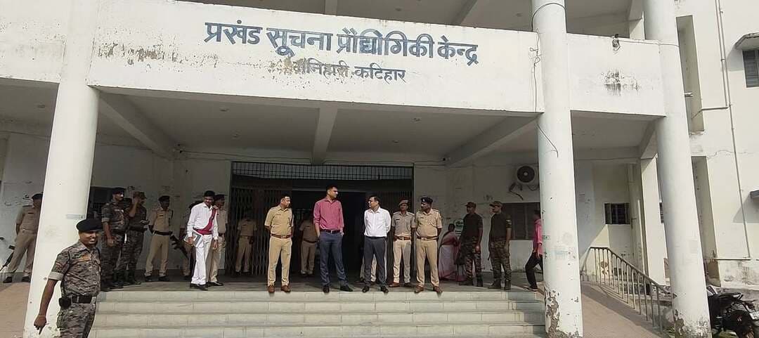 बिहार विधान परिषद् के कोशी स्नातक निर्वाचन क्षेत्र के द्विवार्षिक निर्वाचन-2026 को स्वच्छ, निष्पक्ष एवं भयमुक्त वातावरण में संपन्न कराने के निमित्त श्री आशुतोष द्विवेदी, जिलाधिकारी एवं श्री परिचय कुमार, पुलिस अधीक्षक कटिहार के द्वारा संयुक्त रूप मनिहारी प्रखंड अंतर्गत मतदान केंद्र में चल रहे मतदान का जायजा लिया गया।
Information & Public Relations Department, Government of Bihar CMO Bihar Samrat Choudhary Katihar Police CM Samrat Chief Electoral Officer, Bihar