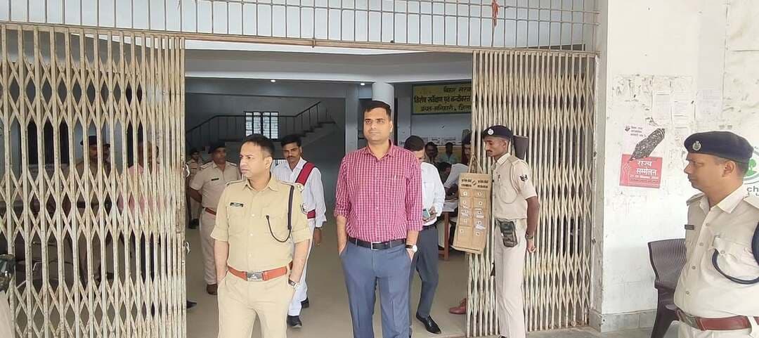 कोशी स्नातक निर्वाचन क्षेत्र के द्विवार्षिक निर्वाचन-2026
आज दिनांक 23.10.2026 को कोशी स्नातक निर्वाचन क्षेत्र के चुनाव को स्वच्छ, निष्पक्ष, स्वतंत्र एवं शांतिपूर्ण वातावरण में संपन्न कराने तथा विधि-व्यवस्था एवं सुरक्षा-व्यवस्था को सुदृढ़ बनाए रखने के उद्देश्य से जिलाधिकारी कटिहार, श्री आशुतोष द्विवेदी एवं पुलिस अधीक्षक, कटिहार श्री परिचय कुमार द्वारा मनिहारी,मनसाही, नगर निगम कटिहार स्थित मतदान केंद्रों का निरीक्षण किया गया।
निरीक्षण के दौरान मतदान केंद्र पर की गई व्यवस्थाओं, पुलिस बल की तैनाती तथा सुरक्षा संबंधी तैयारियों का जायजा लिया गया। साथ ही, चुनाव प्रक्रिया को शांतिपूर्ण, निष्पक्ष एवं व्यवस्थित ढंग से संपन्न कराने के लिए संबंधित पदाधिकारियों को आवश्यक दिशा-निर्देश दिए गए। साथ ही किसी भी प्रकार की समस्या उत्पन्न होने पर जिला नियंत्रण कक्ष से तत्काल संपर्क स्थापित करने को कहा गया।
Information & Public Relations Department, Government of Bihar Chief Electoral Officer, Bihar Election Commission of India #katihar