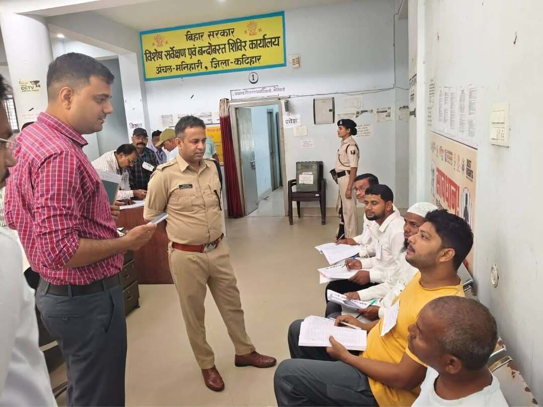 आज दिनांक-23.10.2026 को बिहार विधान परिषद् के कोशी स्नातक निर्वाचन क्षेत्र के द्विवार्षिक निर्वाचन-2026 को स्वच्छ, निष्पक्ष एवं शांतिपूर्ण वातावरण में संपन्न कराने हेतु जिला पदाधिकारी एवं पुलिस अधीक्षक, कटिहार द्वारा विभिन्न मतदान केंद्रों का संयुक्त रूप से निरीक्षण किया गया तथा संबंधित पदाधिकारियों को आवश्यक दिशा-निर्देश दिए गए।
Information & Public Relations Department, Government of Bihar Chief Electoral Officer, Bihar #katihar