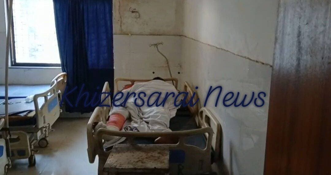 गया में ‘हाफ एनकाउंटर’ दरोगा के बेटों को गोली मारने वाले दोनों आरोपी घायल, पुलिस पर की थी फायरिंग
सिद्धार्थपुरी कॉलोनी गोलीकांड में देर रात पुलिस ने की बड़ी कार्रवाई, दोनों आरोपियों के पैर में लगी गोली, मेडिकल कॉलेज अस्पताल में चल रहा इलाज
