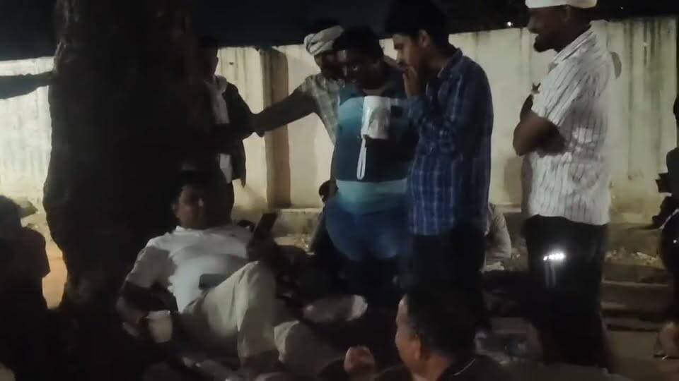 किसान नेता नरेश मीणा का छबड़ा में खाद के लिए चारपाई लगाकर सारी रात रहा धरना जारी।।
#नरेशमीणा