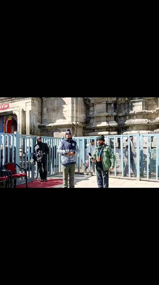 बीकेटीसी कर्मचारियों के आंदोलन के बीच बोर्ड सदस्य डॉ. विनीत पोस्ती का बयान , 'वन टाइम सेटलमेंट' नीति लागू करने की मांग
चमोली/रुद्रप्रयाग, 22 अक्टूबर 2026: बदरीनाथ-केदारनाथ मंदिर समिति (BKTC) के करीब 300 अस्थायी कर्मचारियों का 'समान कार्य के लिए समान वेतन' और नियमितीकरण की मांग को लेकर चल रहा क्रमिक अनशन आज आठवें दिन भी जारी रहा, जिसके तहत बदरीनाथ और केदारनाथ सहित समिति के सभी कार्यालयों में रोजाना सुबह 11 से दोपहर 1 बजे तक का सांकेतिक कार्य बहिष्कार किया जा रहा है। इस बीच, आंदोलन को लेकर बीकेटीसी बोर्ड के सदस्य डॉ. विनीत चन्द्र पोस्ती का एक बड़ा और पुख्ता बयान सामने आया है, उन्होंने कहा है कि "श्री बदरीनाथ-केदारनाथ मंदिर समिति परिवार एवं बोर्ड सदैव कर्मचारियों साथ खड़ा रहा है।
देखिए खास डेली उत्तराखंड न्यूज़ की खासरिपोर्ट 👉
