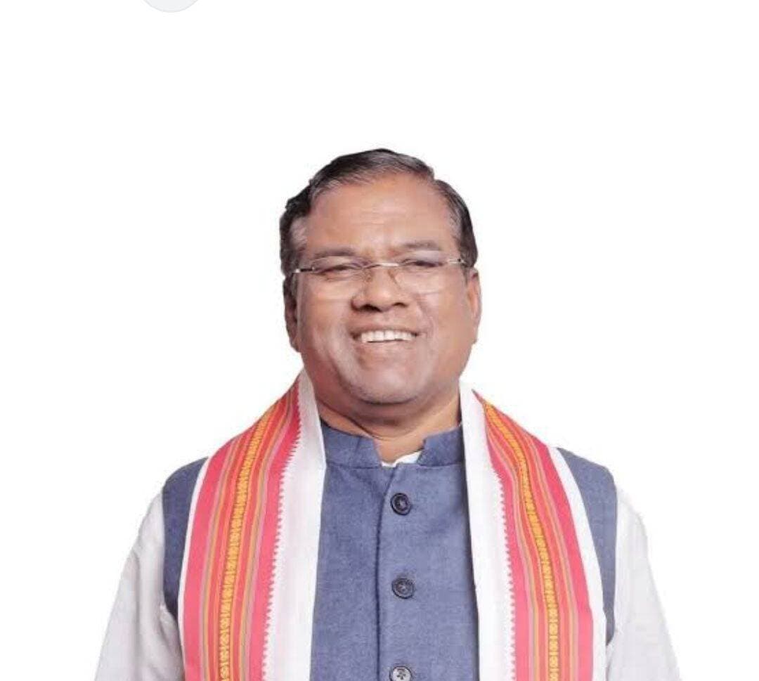 *सांसद श्री फग्गन सिंह कुलस्ते आज डिण्डौरी जिले के प्रवास पर, विभिन्न कार्यक्रमों में होंगे शामिल*
माननीय सभापति, एससी/एसटी कल्याण संबंधी समिति, लोकसभा एवं सांसद श्री फग्गन सिंह कुलस्ते शुक्रवार, 23 अक्टूबर 2026 को डिण्डौरी जिले के प्रवास पर रहेंगे। निर्धारित कार्यक्रम के अनुसार वे प्रातः 9:30 बजे मण्डला से कार द्वारा प्रस्थान कर दोपहर 12 बजे ग्राम पंचायत पखरवारा, जनपद पंचायत डिण्डौरी पहुंचेंगे। यहां वे स्थानीय कार्यक्रम में शामिल होंगे। इसके पश्चात दोपहर 1 बजे भाजपा कार्यालय डिण्डौरी पहुंचकर बैठक में सम्मिलित होंगे। दोपहर 2 बजे वे घानाघाट पहुंचेंगे तथा यहां सांस्कृतिक भवन का लोकार्पण करेंगे।
निर्धारित कार्यक्रम के अनुसार सांसद श्री कुलस्ते दोपहर 2:30 बजे घानाघाट से मडियारास के लिए प्रस्थान करेंगे, जहां अपराह्न 3 बजे श्री कृष्णा परमार जी के आवास पर आयोजित श्रद्धांजलि सभा में शामिल होंगे। इसके बाद शाम 4 बजे अमरकंटक स्थित श्री यंत्र मंदिर के लिए प्रस्थान कर रात्रि 7 बजे वहां पहुंचेंगे तथा शोभायात्रा में सम्मिलित होंगे। कार्यक्रम के उपरांत रात्रि 9 बजे अमरकंटक से मण्डला के लिए प्रस्थान कर रात्रि विश्राम करेंगे।
<nis:link nis:type=tag nis:id=faggansinghkulaste nis:value=FagganSinghKulaste nis:enabled=true nis:link/> <nis:link nis:type=tag nis:id=collectordiindori nis:value=collectordiindori nis:enabled=true nis:link/> <nis:link nis:type=tag nis:id=dindoridistrict nis:value=DindoriDistrict nis:enabled=true nis:link/> <nis:link nis:type=tag nis:id=madhyapradesh nis:value=MadhyaPradesh nis:enabled=true nis:link/> <nis:link nis:type=tag nis:id=mandla nis:value=Mandla nis:enabled=true nis:link/> <nis:link nis:type=tag nis:id=mpnews nis:value=MPNews nis:enabled=true nis:link/> <nis:link nis:type=tag nis:id=loksabha nis:value=LokSabha nis:enabled=true nis:link/> <nis:link nis:type=tag nis:id=culturalprogram nis:value=CulturalProgram nis:enabled=true nis:link/> <nis:link nis:type=tag nis:id=inauguration nis:value=Inauguration nis:enabled=true nis:link/> <nis:link nis:type=tag nis:id=tributemeeting nis:value=TributeMeeting nis:enabled=true nis:link/> <nis:link nis:type=tag nis:id=shriyantratemple nis:value=ShriYantraTemple nis:enabled=true nis:link/> <nis:link nis:type=tag nis:id=publicrepresentative nis:value=PublicRepresentative nis:enabled=true nis:link/> <nis:link nis:type=tag nis:id=dindorinews nis:value=DindoriNews nis:enabled=true nis:link/> <nis:link nis:type=tag nis:id=jansamparkdindori nis:value=JansamparkDindori nis:enabled=true nis:link/>