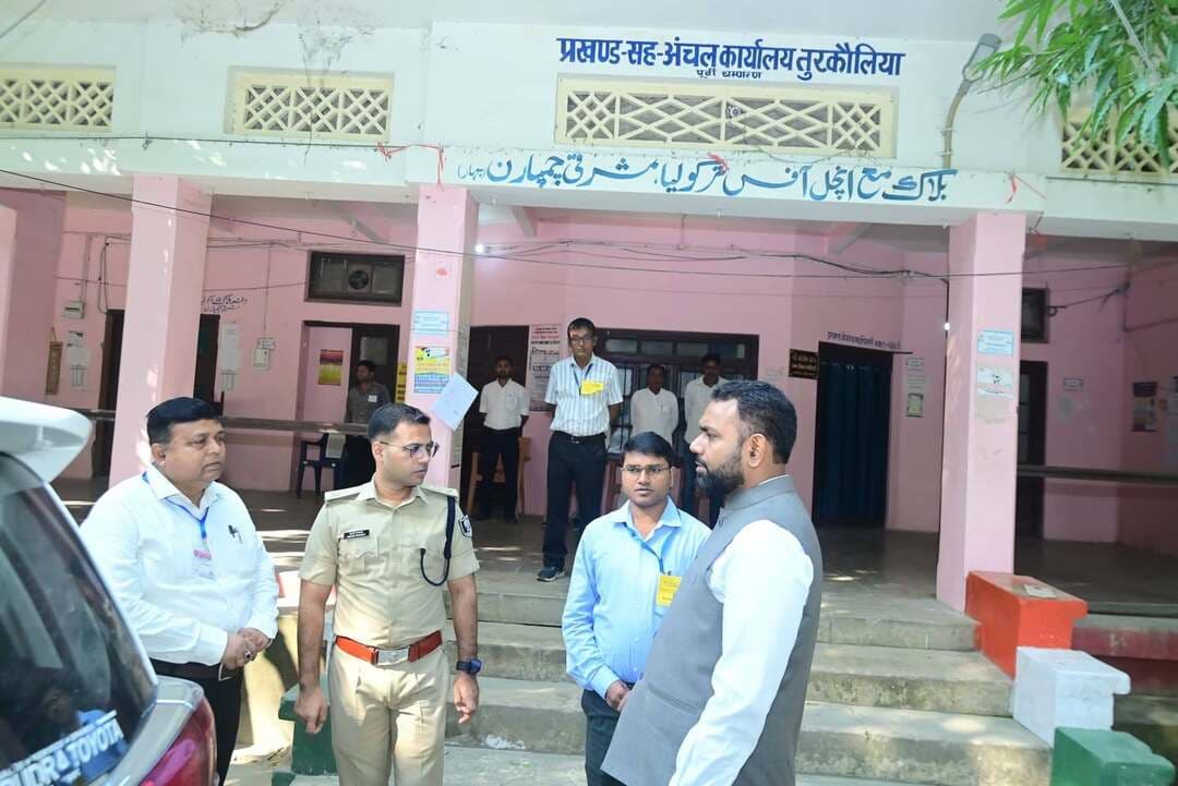 बिहार विधान परिषद के 03 सारण शिक्षक निर्वाचन क्षेत्र के लिए आज हो रहे मतदान का जिलाधिकारी एवं पुलिस अधीक्षक महोदय के द्वारा सदर अंचल मोतिहारी, तुरकौलिया एवं पिपराकोठी अंचल में बनाए गए मतदान केंद्र का जायजा लिया गया एवं वहां चल रहे मतदान प्रक्रिया की जानकारी प्राप्त की गई।
जिले में सभी जगह मतदान शांतिपूर्ण तरीके से संपन्न कराए जा रहे हैं।
Information & Public Relations Department, Government of Bihar Election Commission of India Chief Electoral Officer, Bihar