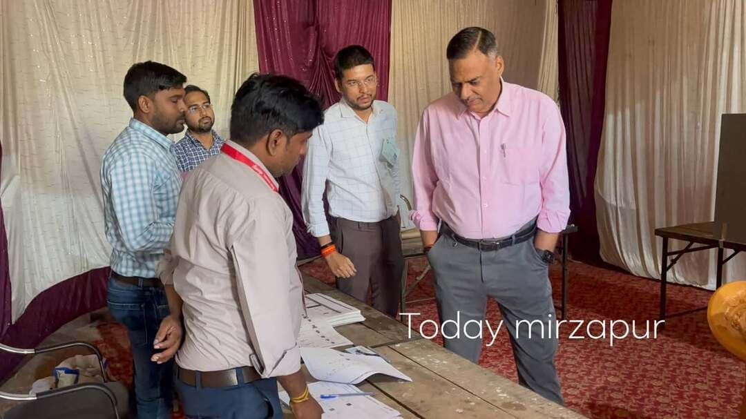 मिर्जापुर: जिला निर्वाचन अधिकारी ने घंटाघर के तीन बूथों का किया निरीक्षण, शांतिपूर्ण मतदान के दिए निर्देश
मिर्जापुर। उत्तर प्रदेश विधान परिषद वाराणसी खंड के स्नातक एवं शिक्षक निर्वाचन क्षेत्र के द्विवार्षिक निर्वाचन-2026 को सकुशल संपन्न कराने के उद्देश्य से जिला निर्वाचन अधिकारी पवन कुमार गंगवार ने नगर क्षेत्र के घंटाघर स्थित बूथ संख्या 99, 224 और 225 का निरीक्षण किया।
निरीक्षण के दौरान उन्होंने मौके पर मौजूद पीठासीन अधिकारियों एवं माइक्रो आब्जर्वर को मतदान प्रक्रिया शांतिपूर्ण, निष्पक्ष और पारदर्शी ढंग से संपन्न कराने के निर्देश दिए। उन्होंने निर्वाचन संबंधी व्यवस्थाओं का जायजा लेते हुए अधिकारियों को आवश्यक दिशा-निर्देश भी दिए।
#Mirzapur #TodayMirzapurNews #MLCचुनाव2026 #मिर्जापुर #Election2026 #मतदान #जिलानिर्वाचनअधिकारी