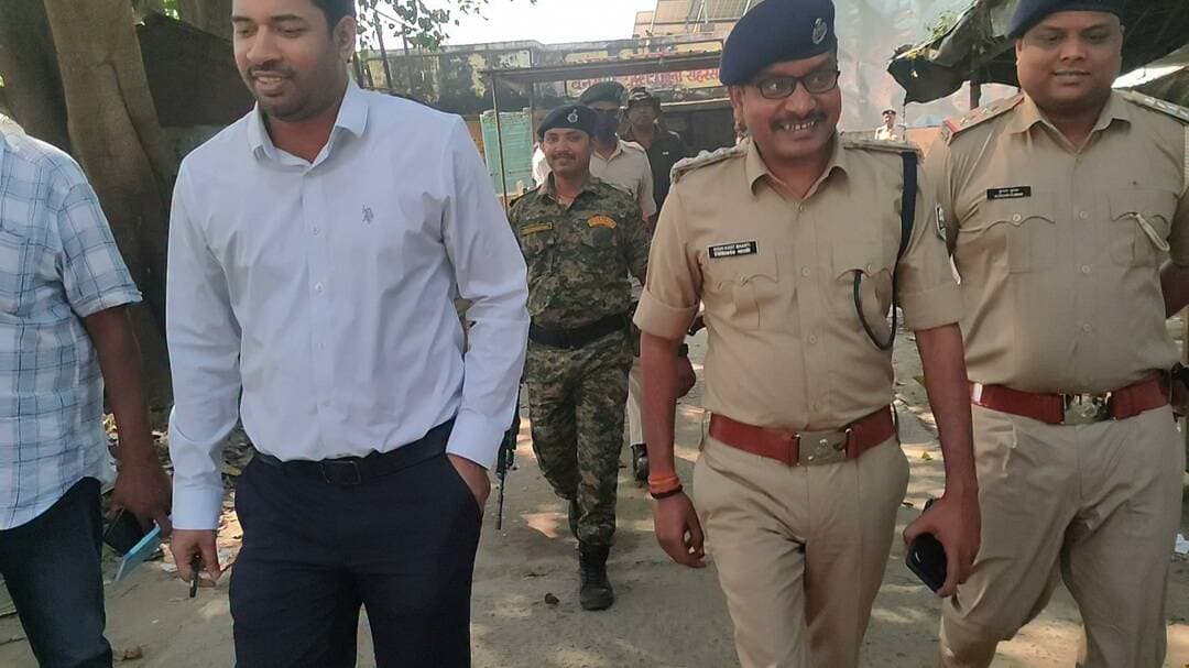 कोसी स्नातक निर्वाचन को लेकर एसडीओ आलोक राय ने चुनावी व्यवस्था का जायजा लिया। इस दौरान डीएसपी निशिकांत भारती एवं बनमा थाना अध्यक्ष कुंदन कुमार सहनी मौजूद रहे। अधिकारियों ने निर्वाचन से संबंधित व्यवस्थाओं का निरीक्षण किया तथा चुनाव प्रक्रिया को शांतिपूर्ण एवं निष्पक्ष तरीके से संपन्न कराने को लेकर आवश्यक जानकारी ली।
#ShareThisPost