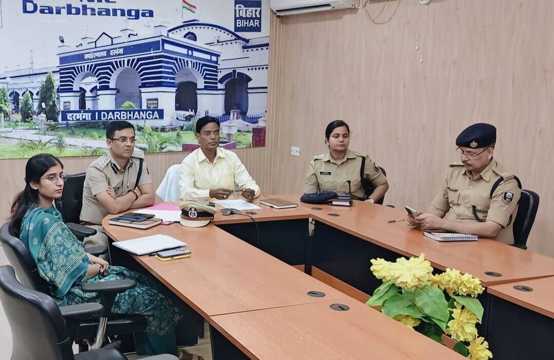 मुख्य सचिव बिहार की अध्यक्षता में वीडियो कॉन्फ्रेंसिंग के माध्यम से विधि व्यवस्था संद्यारण को लेकर समीक्षा बैठक आयोजित की गई।
दरभंगा एनआईसी से जिलाधिकारी दरभंगा श्री कौशल कुमार,वरीय पुलिस अधीक्षक श्री जगुनाथ रड्डी जल रड्डी, नगर आयुक्त गरिमा लोहिया, नगर पुलिस अधीक्षक अशोक कुमार चौधरी,ग्रामीण पुलिस अधीक्षक साक्षी कुमारी वीडियो कॉन्फ्रेंसिंग के माध्यम से जुड़े हुए थे।