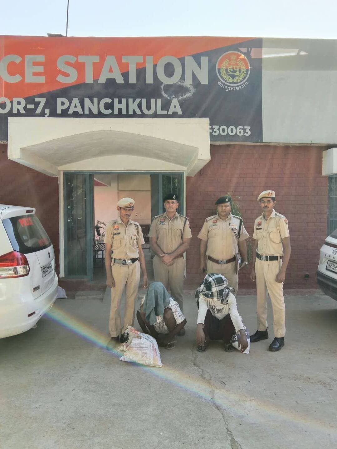 ऑपरेशन हंटडाउन: पंचकूला पुलिस ने 24 घंटे में 5 मामलों में 6 चोर-स्नैचर किए गिरफ्तार
पंचकूला/ 21 अक्टूबर :- पंचकूला में चोरी और स्नैचिंग जैसी आपराधिक वारदातों पर अंकुश लगाने के लिए पंचकूला पुलिस द्वारा लगातार सख्त कार्रवाई की जा रही है। पुलिस कमिश्नर आईपीएस पंकज नैन के निर्देशों पर चलाए जा रहे विशेष अभियान ऑपरेशन हंटडाउन के तहत पुलिस की विभिन्न टीमों ने पिछले 24 घंटों के दौरान बड़ी कार्रवाई करते हुए चोरी और स्नैचिंग के 5 मामलों में 6 आरोपियों को गिरफ्तार किया है। पुलिस ने आरोपियों के कब्जे से चोरी की मोटरसाइकिलें, कॉपर की तारें और अन्य सामान बरामद किया है। पंचकूला पुलिस द्वारा चोरी और स्नैचिंग की वारदातों में शामिल आरोपियों की पहचान कर उन्हें गिरफ्तार करने के साथ ही चोरी की संपत्ति बरामद करने पर विशेष ध्यान दिया जा रहा है।
पहला मामला: घर में घुसकर कॉपर की तारें चोरी करने का आरोपी गिरफ्तार
डीसीपी पंचकूला आईपीएस अदिति सिंह के अनुसार, 18 अक्टूबर को पंचकूला निवासी एक व्यक्ति ने शिकायत दी थी कि उसी दिन एक संदिग्ध व्यक्ति उसके घर में घुसकर चोरी कर गया। शिकायत के आधार पर थाना सेक्टर-7 में मामला दर्ज कर जांच शुरू की गई। सेक्टर-7 थाना प्रभारी अंकित ढांडा की अगुवाई में पुलिस टीम ने गुप्त सूचना के आधार पर कार्रवाई करते हुए 20 अक्टूबर को आरोपी अनिरुद्ध निवासी राजीव कॉलोनी, पंचकूला को गिरफ्तार कर लिया। आरोपी के खिलाफ पहले भी चोरी से संबंधित विभिन्न धाराओं के तहत अलग-अलग थानों में 3 मामले दर्ज हैं। पुलिस ने आरोपी के कब्जे से चोरी की कॉपर की तारें बरामद कर उसे न्यायिक हिरासत में भेज दिया है।
दूसरा मामला: निर्माणाधीन बिल्डिंग से एल्यूमीनियम की चौखट चोरी करने वाला आरोपी काबू
दूसरे मामले में पंचकूला निवासी एक व्यक्ति की शिकायत पर सिविल अस्पताल, पंचकूला की निर्माणाधीन बिल्डिंग से एल्यूमीनियम की चौखट चोरी करने के मामले में थाना सेक्टर-7 की टीम ने 19 अक्टूबर को ही आरोपी को गिरफ्तार कर चोरी का सामान बरामद कर लिया। गिरफ्तार आरोपी की पहचान प्रवीण निवासी खड़क मंगोली, पंचकूला के रूप में हुई है। आरोपी के खिलाफ पहले भी चोरी के मामले दर्ज हैं। पुलिस ने आरोपी को 20 अक्टूबर को न्यायिक हिरासत में भेज दिया।
तीसरा मामला: सेक्टर-14 में दो मोबाइल फोन छीनने के मामले में दूसरा आरोपी भी गिरफ्तार
तीसरे मामले में सेक्टर-14 पंचकूला निवासी एक महिला ने शिकायत दी कि 15 अक्टूबर 2026 को दोपहर के समय वह अपनी सहकर्मी के साथ लंच करने के बाद बैंक के बाहर घूम रही थी। इसी दौरान उसकी सहकर्मी ने अपना मोबाइल फोन उसे पकड़ा दिया। शिकायतकर्ता के हाथ में उसका अपना मोबाइल फोन भी था। तभी एक्टिवा सवार दो युवक पीछे से आए और दोनों मोबाइल फोन छीनकर फरार हो गए। शिकायत के आधार पर थाना सेक्टर-14, पंचकूला में मामला दर्ज कर जांच शुरू की गई। पुलिस इस मामले में पहले ही आरोपी सोनू निवासी भैंसा टिब्बा को चोरी की स्कूटी सहित गिरफ्तार कर चुकी है। आरोपी की स्कूटी की डिग्गी से शिकायतकर्ता के छीने गए मोबाइल फोन सहित कुल 5 मोबाइल फोन बरामद हुए। जांच में सामने आया कि आरोपियों ने सेक्टर-14 के अलावा पंचकूला में मोबाइल फोन छीनने की 3 अन्य वारदातों को भी अंजाम दिया था। पुलिस ने इस मामले में शामिल दूसरे आरोपी सूरज निवासी भैंसा टिब्बा, पंचकूला को भी गिरफ्तार कर लिया है। गिरफ्तार आरोपी को न्यायिक हिरासत में भेज दिया गया है।
चौथा मामला: फर्जी नंबर प्लेट लगाकर चोरी की मोटरसाइकिल बेचने निकले दो आरोपी गिरफ्तार
चौथे मामले में थाना सेक्टर-7 की पुलिस टीम को गुप्त सूचना मिली कि उत्तर प्रदेश निवासी मोहम्मद अफसान और मोहम्मद अंसारी, जो वर्तमान में मनीमाजरा में रह रहे हैं, चोरी की मोटरसाइकिल पर फर्जी नंबर प्लेट लगाकर उसे बेचने की फिराक में हैं। सूचना मिलते ही पुलिस टीम ने नाकाबंदी कर दोनों आरोपियों को काबू कर लिया। पुलिस ने आरोपियों के खिलाफ थाना सेक्टर-7 में चोरी का मामला दर्ज कर उनके कब्जे से चोरी की मोटरसाइकिल बरामद कर ली। दोनों आरोपियों को 21 अक्टूबर को न्यायिक हिरासत में भेज दिया गया।
पांचवां मामला: मनसा देवी मार्केट से मोटरसाइकिल चोरी के मामले में आरोपी गिरफ्तार, बाइक बरामद
पांचवें मामले में डीसीपी क्राइम एंड ट्रैफिक आईपीएस अमरिंदर सिंह के अनुसार, पंचकूला निवासी एक व्यक्ति ने शिकायत दी थी कि 14 अक्टूबर को सुबह उसकी मोटरसाइकिल मनसा देवी मार्केट, पंचकूला से चोरी हो गई। शिकायत के आधार पर थाना मनसा देवी कॉम्प्लेक्स में चोरी से संबंधित धाराओं के तहत मामला दर्ज किया गया। मामले की आगामी जांच के दौरान पुलिस ने गुप्त सूचना के आधार पर कार्रवाई करते हुए 19 अक्टूबर को आरोपी राजेश निवासी मनीमाजरा को गिरफ्तार कर लिया। पुलिस ने आरोपी के कब्जे से चोरी की मोटरसाइकिल भी बरामद कर ली है। आरोपी को न्यायिक हिरासत में भेज दिया गया है।
पुलिस कमिश्नर आईपीएस पंकज नैन ने कहा कि पंचकूला जिले में चोरी और स्नैचिंग जैसी वारदातों में शामिल आरोपियों के खिलाफ लगातार सख्त कार्रवाई की जा रही है। पुलिस की टीमें सक्रियता से काम करते हुए आरोपियों तक पहुंच रही हैं और आपराधिक गतिविधियों पर अंकुश लगाने के लिए निरंतर प्रयास किए जा रहे हैं। उन्होंने कहा कि पुलिस का उद्देश्य जिले के नागरिकों को सुरक्षित माहौल प्रदान करना है, ताकि लोग बिना किसी भय के रह सकें। अपराधियों के खिलाफ कार्रवाई आगे भी जारी रहेगी।