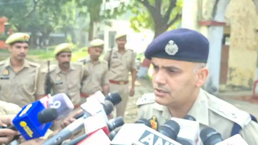 #अलीगढ़ में एमएलसी चुनाव को लेकर डीएम-एसएसपी अलर्ट, पोलिंग पार्टियों को दी ब्रीफिंग, निष्पक्ष, स्वतंत्र और शांतिपूर्ण मतदान कराने के दिए सख्त निर्देश