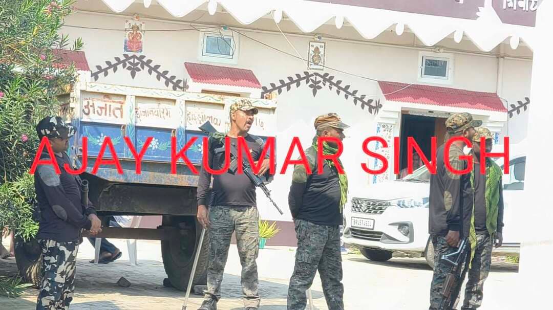 🚨 कैमूर ब्रेकिंग न्यूज़ 🚨
🔴 मोहनिया में पंचायत के मुखिया के घर फायरिंग, बाल-बाल बचे राजेश प्रजापति
कैमूर जिले के मोहनिया थाना क्षेत्र अंतर्गत डंडवास पंचायत के मुखिया राजेश प्रजापति के घर पर बाइक सवार अपराधियों ने फायरिंग की।
🔴 घटना में कोई हताहत नहीं, मुखिया सुरक्षित।
🔴 घटनास्थल से पुलिस ने दो खोखा किया बरामद।
🔴 घटना के बाद इलाके में मचा हड़कंप।
फायरिंग की घटना के बाद पुलिस मामले की जांच में जुटी है।