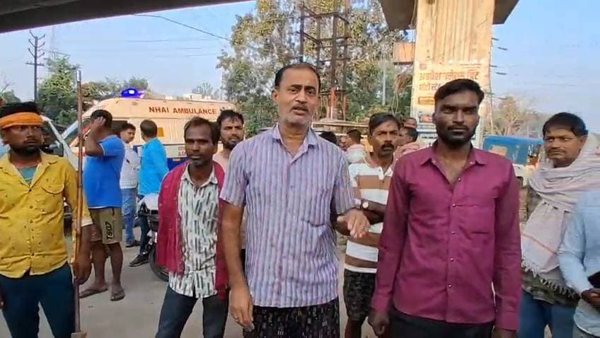 🚨 कैमूर ब्रेकिंग न्यूज़ 🚨
🔴 कुदरा NH-19 पर चार गाड़ियों की भीषण टक्कर
🔴 सीमेंट की बोरियां सड़क पर गिरकर फटीं, हाईवे पर लगा लंबा जाम
🔴 सीमेंट ट्रक, दो ट्रॉली ट्रक और बालू लदा हाइवा दुर्घटनाग्रस्त
🔴 राहत की बात—सभी चालक और सहचालक सुरक्षित
🔴 मौके पर पहुंची NHAI की पेट्रोलिंग टीम और डायल 112 की पुलिस