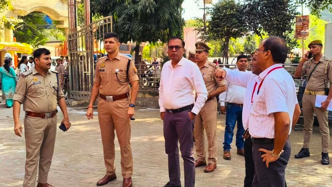 Shahjahanpur : शिक्षक एमएलसी चुनाव : डीएम-एसपी ने नगर निगम बूथ का किया निरीक्षण, मतदान व्यवस्था का लिया जायजा।
जिले के 14 मतदान केंद्रों पर 4825 मतदाता कर रहे मतदान।