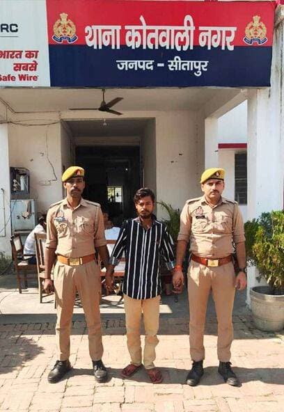 🚨 'देसी कट्टा' लेकर घूम रहे भाई साहब पहुंचे हवालात! सीतापुर पुलिस ने दिखाई सख्ती 🚨
मित्रों, जनपद सीतापुर में खाकी का एक्शन लगातार जारी है! पुलिस अधीक्षक अंकुर अग्रवाल के सख्त निर्देशों और क्षेत्राधिकारी नगर विनय कुमार यादव के सुपरविजन में थाना कोतवाली नगर पुलिस ने चेकिंग के दौरान एक और रंगबाज़ को धर दबोचा। 📸👇
साहब जी (अनुज निषाद, निवासी- गोडियन टोला) अपनी जेब में 315 बोर का 'देसी जुगाड़' (तमंचा) और एक खोखा कारतूस लेकर टहल रहे थे। पुलिस ने इन्हें प्यार से रोका और इनकी पूरी कहानी ही बदल दी! अब इनके खिलाफ आर्म्स एक्ट के तहत मुकदमा दर्ज कर सीधे मेहमानवाज़ी के लिए माननीय न्यायालय भेज दिया गया। ⚖️👮♂️
📌 संक्षिप्त विवरण:
नाम/पता: अनुज निषाद पुत्र सुरेश निषाद (निवासी- गोडियन टोला, थाना कोतवाली नगर, सीतापुर)
बरामदगी: 1 अदद अवैध देशी तमंचा 315 बोर व 1 अदद जिंदा/खोखा कारतूस।
मुकदमा संख्या: मु0अ0सं0 0330/2026, धारा 25(1-B) आर्म्स एक्ट।
थाना: कोतवाली नगर, सीतापुर।
⭐ सराहनीय पुलिस टीम:
उ0नि0 रामचन्द्र यादव
का0 मोहित कुमार
का0 गुरजीत सिंह
(सीतापुर पुलिस की अपराधियों को सख्त चेतावनी — अपराध करोगे, तो परिणाम भुगतना पड़ेगा! 👊)
<nis:link nis:type=tag nis:id=sitapurpolice nis:value=SitapurPolice nis:enabled=true nis:link/> <nis:link nis:type=tag nis:id=uppolice nis:value=UpPolice nis:enabled=true nis:link/> <nis:link nis:type=tag nis:id=crimenews nis:value=CrimeNews nis:enabled=true nis:link/> <nis:link nis:type=tag nis:id=lawandorder nis:value=LawAndOrder nis:enabled=true nis:link/> <nis:link nis:type=tag nis:id=actionmode nis:value=ActionMode nis:enabled=true nis:link/> <nis:link nis:type=tag nis:id=sitapur nis:value=Sitapur nis:enabled=true nis:link/>