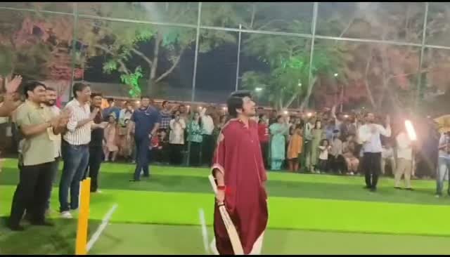 मैहर में बागेश्वर वाले धीरेंद्र कृष्ण शास्त्री पर चढ़ा क्रिकेट का खुमार, लगाए छक्के-चौके