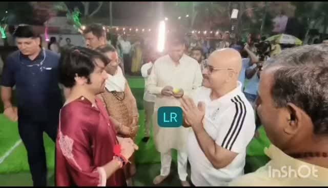 मैहर में बाबा बागेश्वर के पैर छू कर पुलिस अधीक्षक ने लिया आशीर्वाद,
मां शारदा की नगरी मैहर में बाबा बागेश्वर धाम के धीरेंद्र कृष्ण शास्त्री मैहर पहुंचे जहां रात को उन्होंने जिले के एसपी अवधेश प्रताप सिंह के साथ खेला क्रिकेट