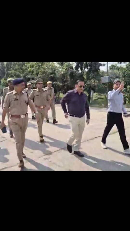 जालौन के बूथ 228 पर डीएम और एसपी जालौन ने किया निरीक्षण!! निरीक्षण के दौरान मतदान शांतिपूर्ण ढंग से चलता हुआ पाया गया!!
