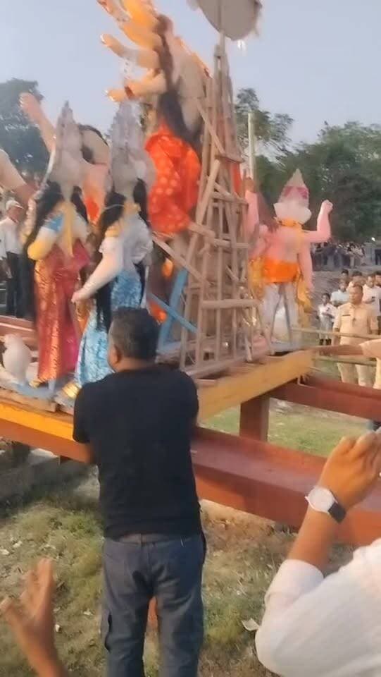 ঢাক-ঢোলৰ শব্দ আৰু ভক্তিমূলক ধ্বনিৰ মাজেৰে দেৱী দুৰ্গাক বিদায় জনাইছে ভক্তসকলে।
এইদৰে ভক্তি আৰু আৱেগৰ মাজেৰে বিলাসীপাৰাৰ বানীয়াপাৰা পাৰঘাটত চলিছে দেৱী দুৰ্গাৰ বিসৰ্জন পৰ্ব।