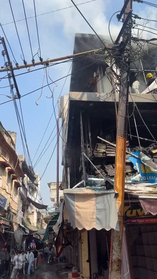 #Live अलवर के तिलक मार्केट लगी  भयंकर आग
