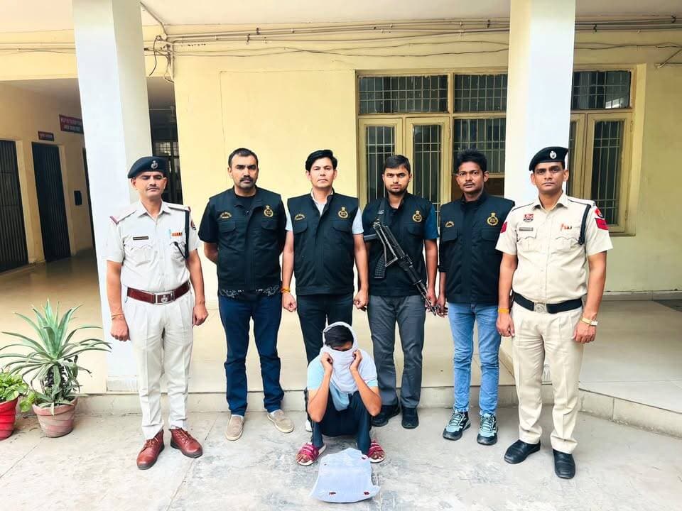 #रेवाड़ी पुलिस की बड़ी कार्रवाई#सीआईए धारूहेड़ा ने 2 किलो 44 ग्राम अवैध नशीला पदार्थ गांजा के साथ एक नशा तस्कर दबोचा
#एसपी हेमेंद्र कुमार मीणा, आईपीएस के कुशल मार्गदर्शन में जिलेभर में लगातार जारी है नशा तस्करों के खिलाफ अभियान।
#गुप्त सूचना के आधार पर सीआईए धारूहेड़ा टीम ने धारूहेड़ा के मोहल्ला हरिनगर में की छापेमारी।
आरोपी के कब्जे से 2 किलो 44 ग्राम गांजा, डिजिटल तराजू व पैकिंग सामग्री बरामद; थाना धारूहेड़ा में एनडीपीएस एक्ट के तहत मामला किया दर्ज।
पुलिस अधीक्षक रेवाड़ी श्री हेमेंद्र कुमार मीणा, आईपीएस के कुशल मार्गदर्शन एवं नेतृत्व में जिला रेवाड़ी में नशा तस्करों और असामाजिक तत्वों के खिलाफ चलाए जा रहे विशेष अभियान के तहत सीआईए धारूहेड़ा की टीम को एक और बड़ी सफलता हासिल हुई है। सीआईए धारूहेड़ा प्रभारी निरीक्षक योगेश हुड्डा की टीम ने नशा तस्करी पर कड़ी कार्रवाई करते हुए 2 किलो 44 ग्राम अवैध नशीला पदार्थ गांजा सहित एक आरोपी तस्कर को गिरफ्तार किया है। गिरफ्तार किए गए आरोपी की पहचान अमित शर्मा निवासी गांव रानीताल जिला कांगड़ा (हिमाचल प्रदेश), हाल किरायेदार मोहल्ला हरिनगर धारूहेड़ा के रूप में हुई है।
जांचकर्ता ने बताया कि गत 21/22 अक्टूबर की रात को सीआईए धारूहेड़ा पुलिस टीम को विश्वसनीय सूत्रों के माध्यम से सूचना मिली थी कि धारूहेड़ा के मोहल्ला हरिनगर स्थित गली नंबर-4 में एक किराए की बिल्डिंग के सामने एक युवक अवैध रूप से नशीला पदार्थ गांजा बेचने का धंधा कर रहा है।
सूचना को गंभीरता से लेते हुए सीआईए धारूहेड़ा की टीम ने तुरंत एक रेडिंग पार्टी का गठन किया और बताए गए स्थान पर दबिश दी। पुलिस टीम ने मुस्तैदी दिखाते हुए संदिग्ध युवक को मौके पर ही दबोच लिया। पूछताछ के दौरान उसने अपनी पहचान अमित शर्मा निवासी गांव रानीताल जिला कांगड़ा (हिमाचल प्रदेश), हाल किरायेदार मोहल्ला हरिनगर धारूहेड़ा के रूप में बताई।
नियमानुसार ड्यूटी मजिस्ट्रेट की मौजूदगी में आरोपी के किराए के कमरा-नुमा स्टोर की तलाशी ली गई। तलाशी के दौरान वहां शराब की खाली पेटियों के नीचे छिपाकर रखा गया 2 किलो 44 ग्राम गांजा (दो बंडल), एक डिजिटल तराजू, पैकिंग करने के लिए पॉलीथीन और एक स्टेपलर बरामद किया गया।
पुलिस ने आरोपी के खिलाफ थाना धारूहेड़ा में मादक पदार्थ अधिनियम (NDPS Act) के तहत मामला दर्ज कर उसे विधिवत गिरफ्तार कर लिया है।
पुलिस द्वारा मामले की आगामी गहनता से जांच की जा रही है ताकि यह पता लगाया जा सके कि आरोपी इस अवैध नशे की खेप को कहां से लेकर आया था और इस अवैध नेटवर्क से और कौन-कौन लोग जुड़े हुए हैं। रेवाड़ी पुलिस का नशा तस्करों के खिलाफ यह विशेष अभियान क्षेत्र में आगे भी लगातार सख्ती से जारी रहेगा।