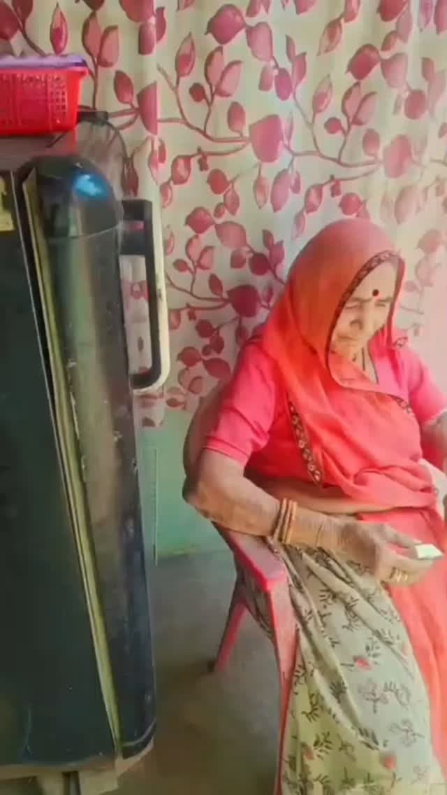 🙏 श्वास संबंधी परेशानी से जूझ रहे लोगों के लिए खास जानकारी!
यदि आपके परिवार या परिचितों में किसी को श्वास संबंधी परेशानी है, तो इस जानकारी को उन तक जरूर पहुँचाएँ। बुजुर्गों द्वारा बताए गए पारंपरिक उपायों के बारे में जानें।
इस जानकारी से संबंधित संपर्क और निःशुल्क सेवा के बारे में अधिक जानने के लिए संपर्क करें। किसी भी उपाय को अपनाने से पहले डॉक्टर की सलाह अवश्य लें और निर्धारित दवाएँ बंद न करें।
ऐसी ही उपयोगी जानकारियों और स्थानीय खबरों के लिए HELLO CHITTORGARH NEWS को फॉलो करें, सब्सक्राइब करें और वीडियो अधिक से अधिक शेयर करें। 🙏